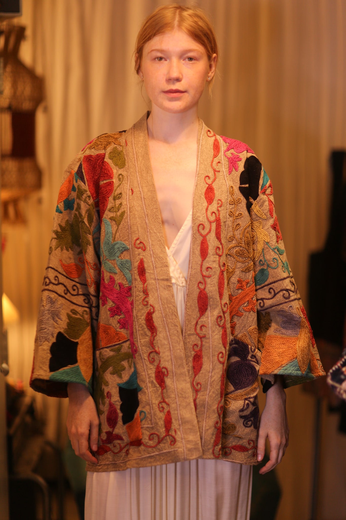SUZANI EMBROIDERED SHORT KIMONO MONTY WADI
