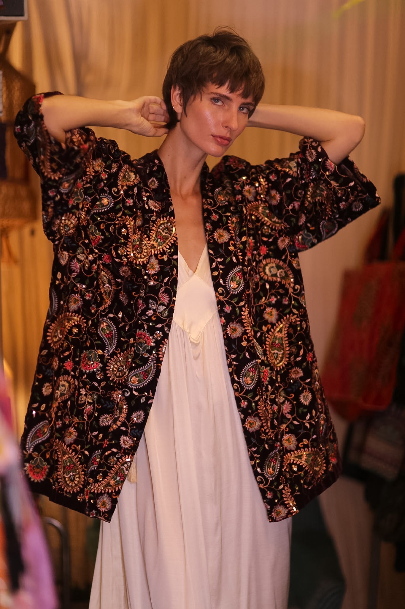 EMBROIDERED VELVET SHORT KIMONO THITKHET