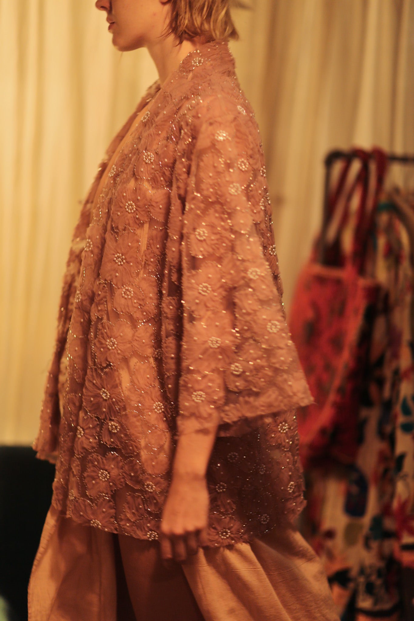 FLO SEQUINED EMBROIDERED SHORT KIMONO VERY PINK
