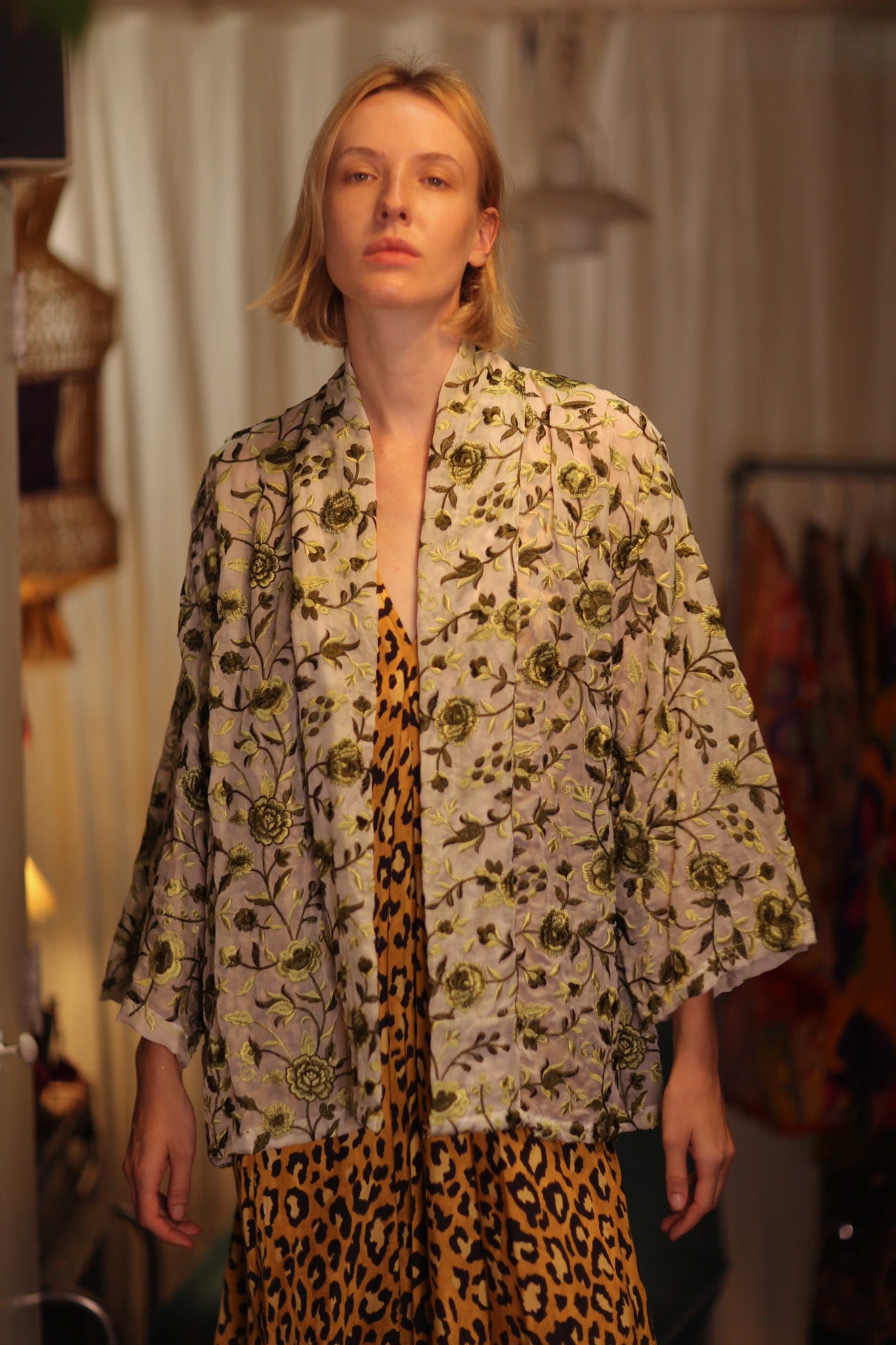 MINTY EMBROIDERED SHORT KIMONO GREEN BOUQUET