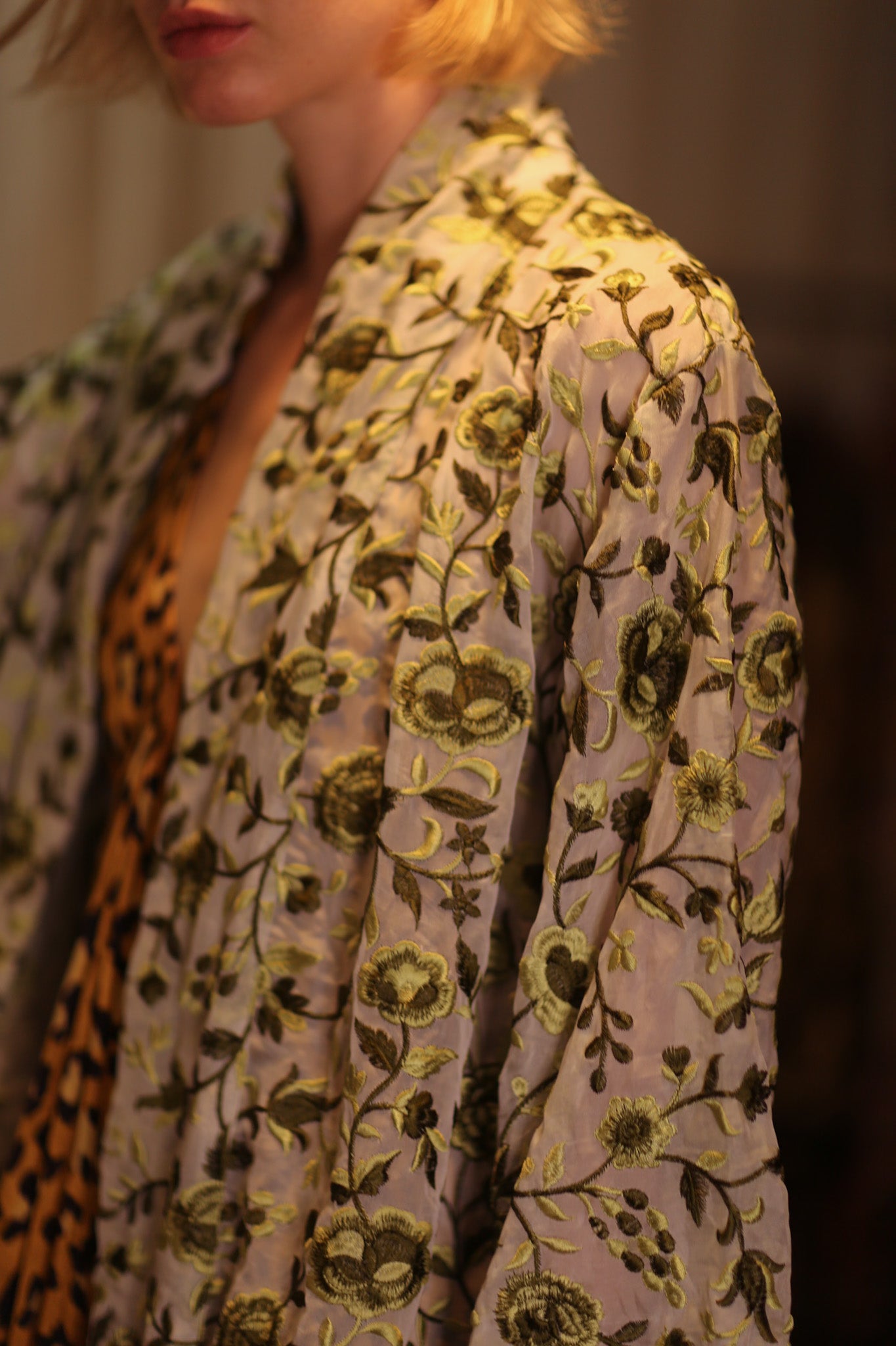 MINTY EMBROIDERED SHORT KIMONO GREEN BOUQUET