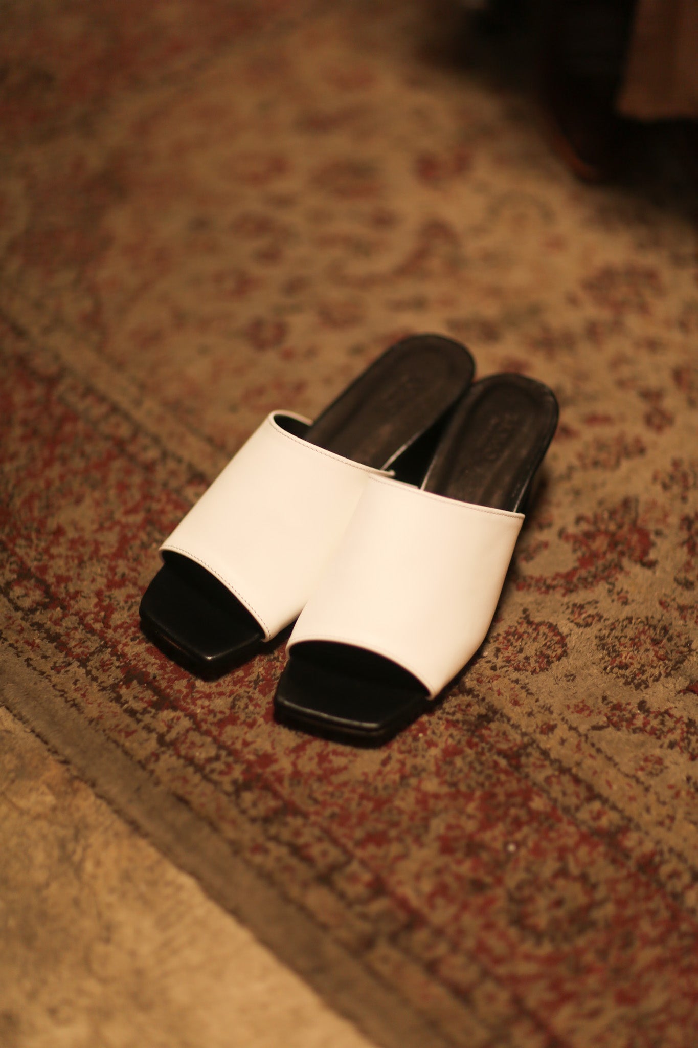 HEELED MULES LORIN WHITE BLACK - BANGKOK TAILOR CLOTHING STORE - HANDMADE CLOTHING
