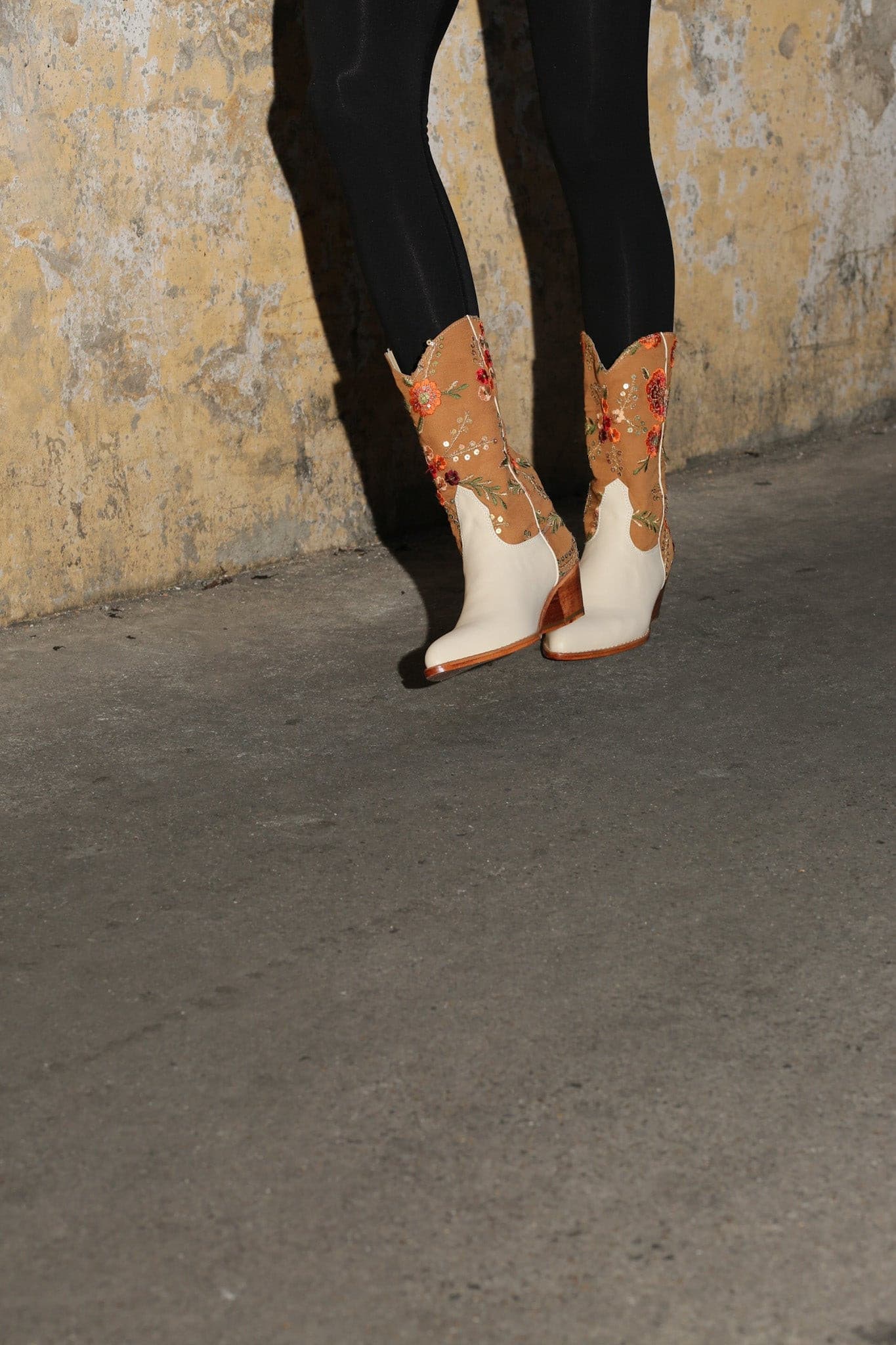EMBROIDERED WESTERN BOOTS SANIA - BANGKOK TAILOR CLOTHING STORE - HANDMADE CLOTHING
