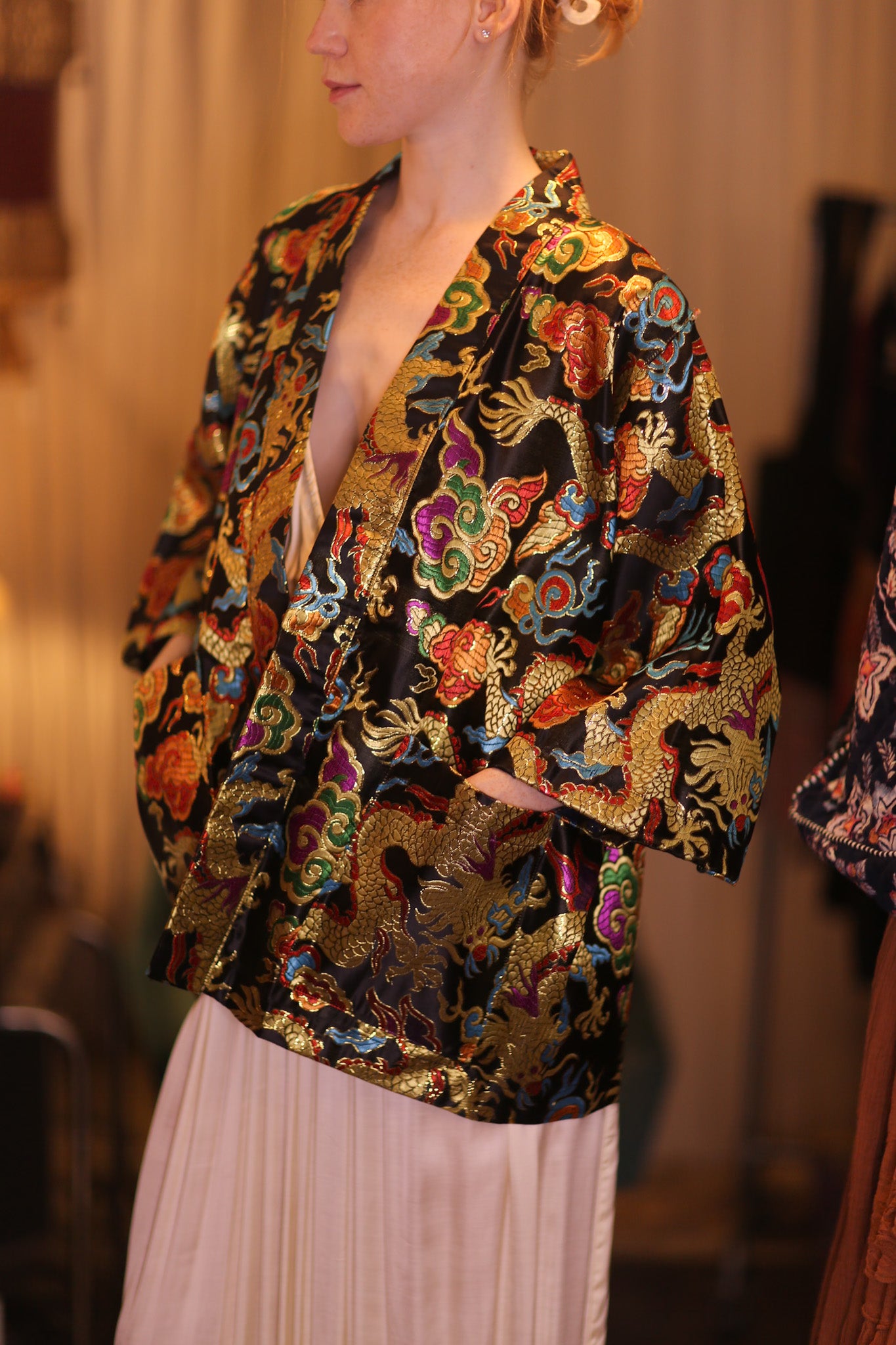 EMBROIDERED SILK SHORT KIMONO JĪNLÓNG