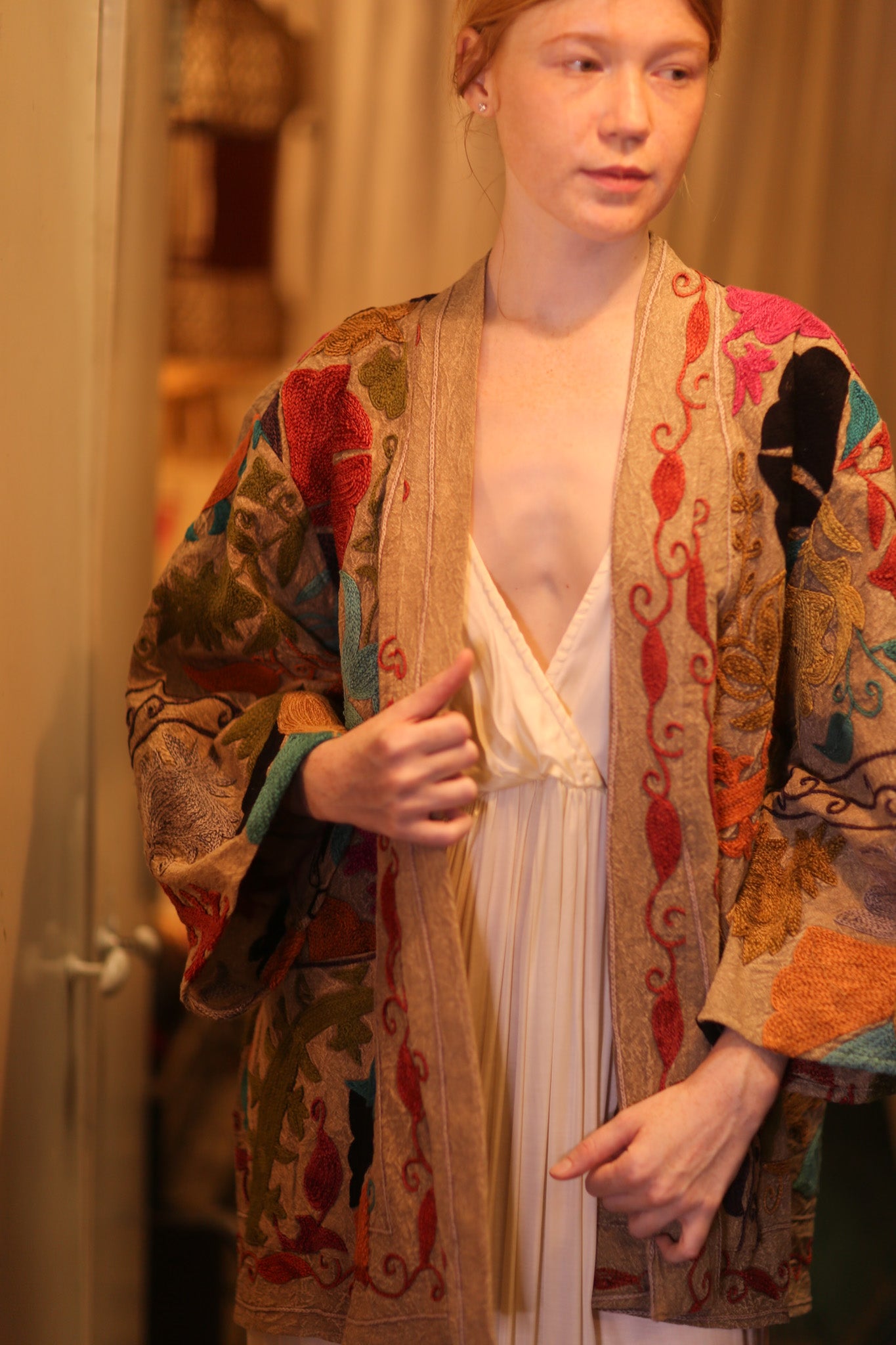 SUZANI EMBROIDERED SHORT KIMONO MONTY WADI