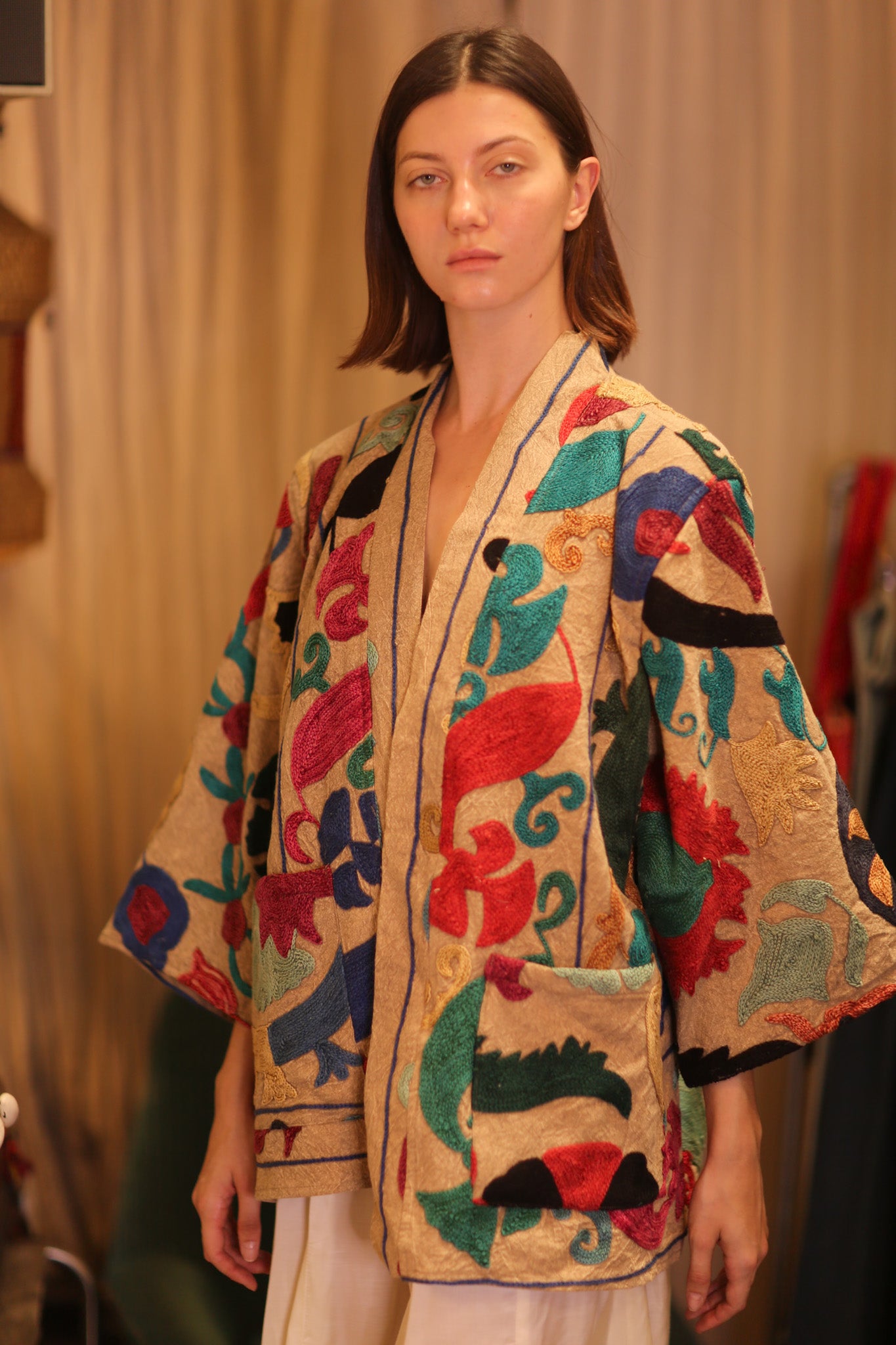 SUZANI EMBROIDERED SHORT KIMONO MONTY MAYI