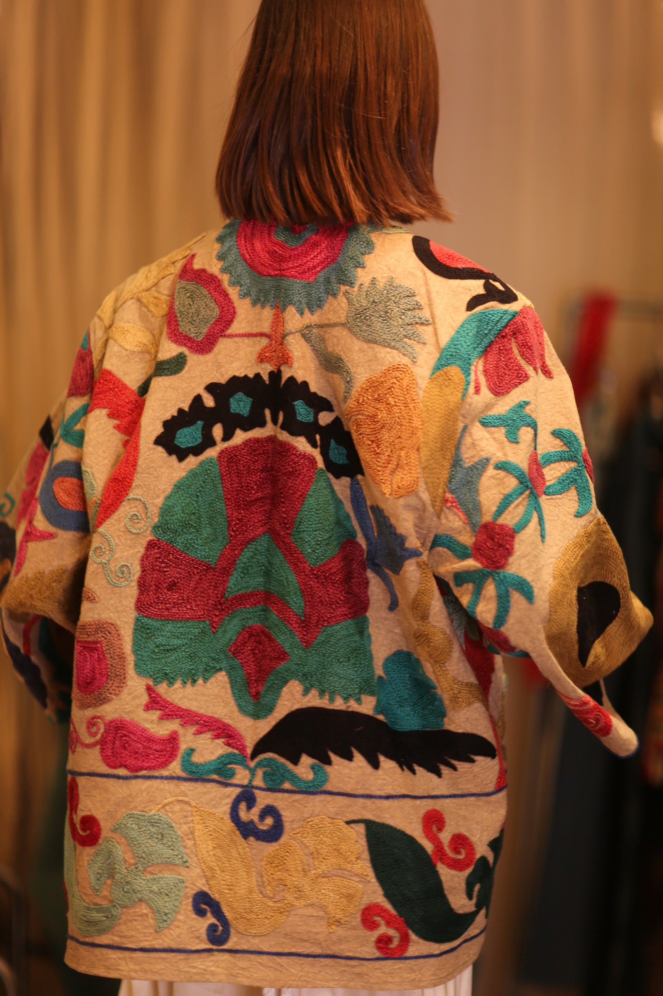 SUZANI EMBROIDERED SHORT KIMONO MONTY MAYI
