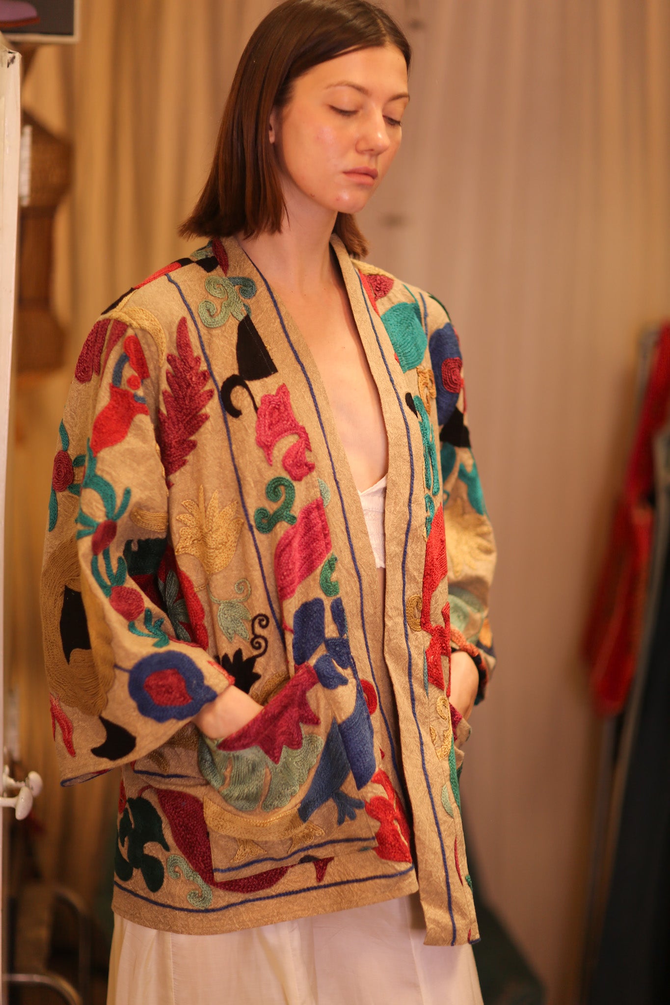 SUZANI EMBROIDERED SHORT KIMONO MONTY MAYI