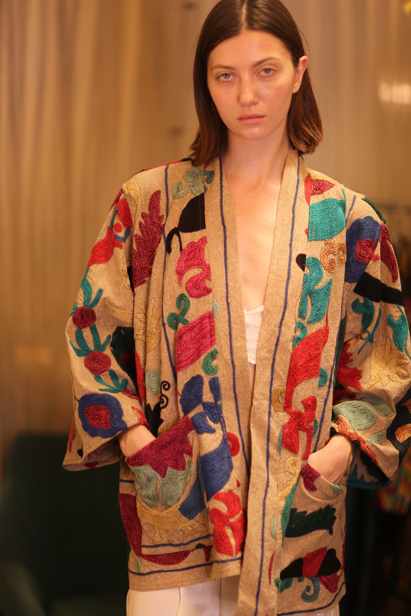 SUZANI EMBROIDERED SHORT KIMONO MONTY MAYI