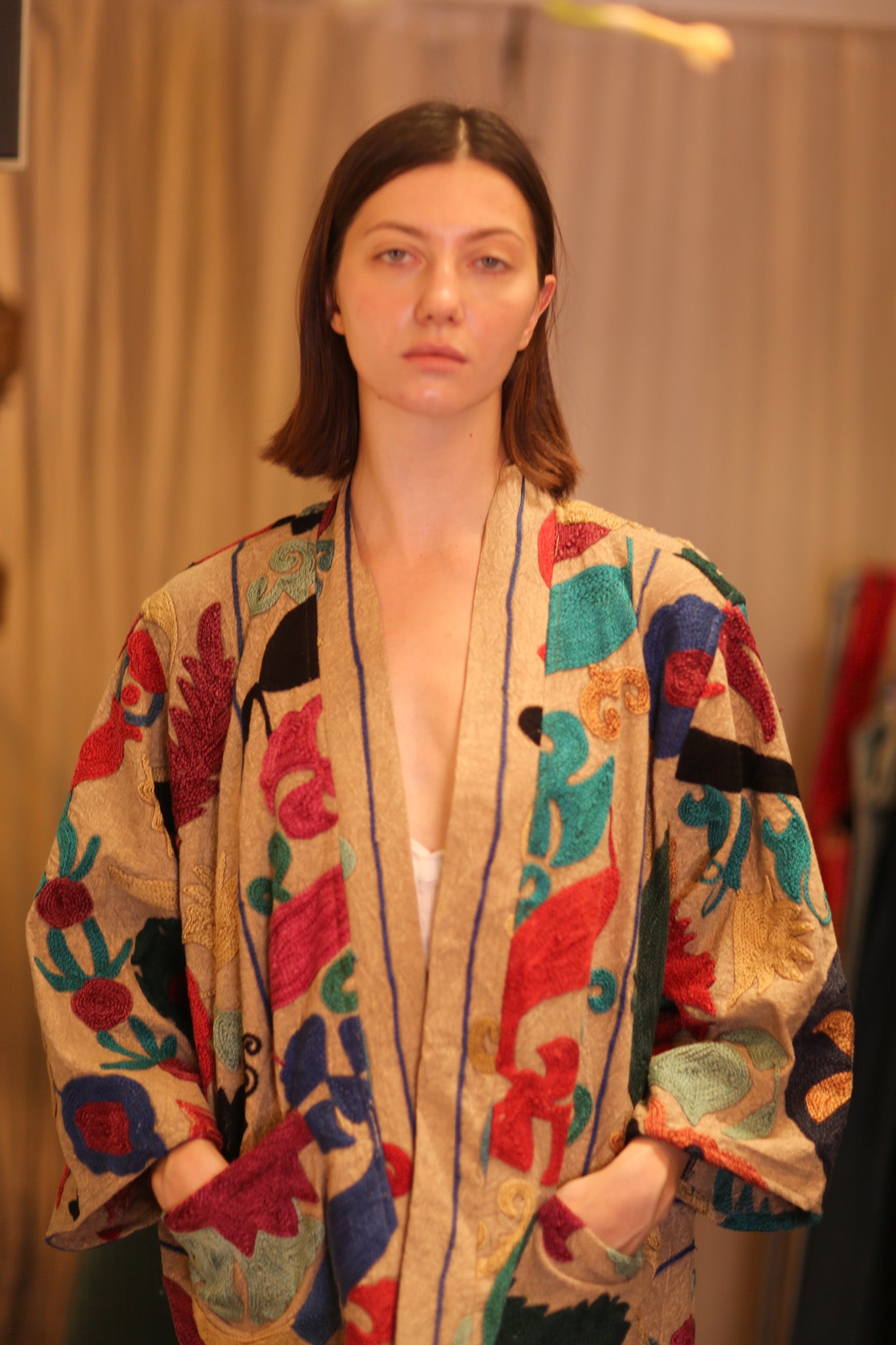 SUZANI EMBROIDERED SHORT KIMONO MONTY MAYI