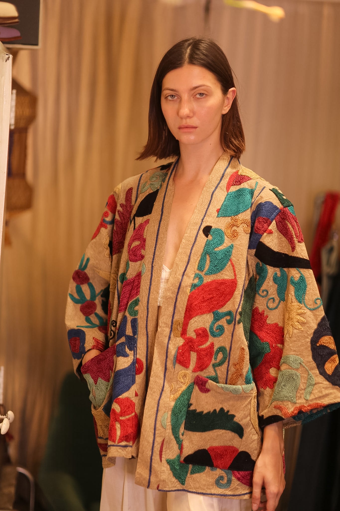 SUZANI EMBROIDERED SHORT KIMONO MONTY MAYI