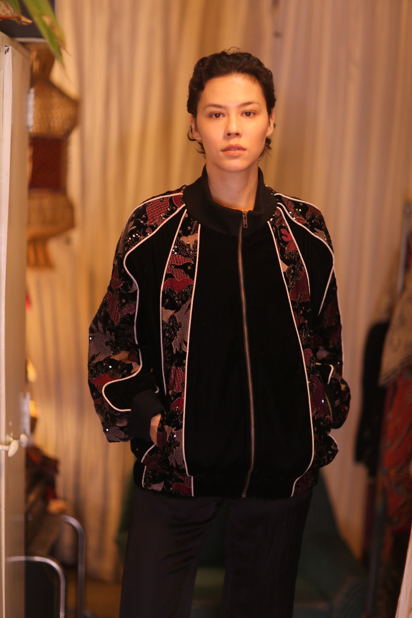 BLACK EMBROIDERED VELVET JACKET MINE