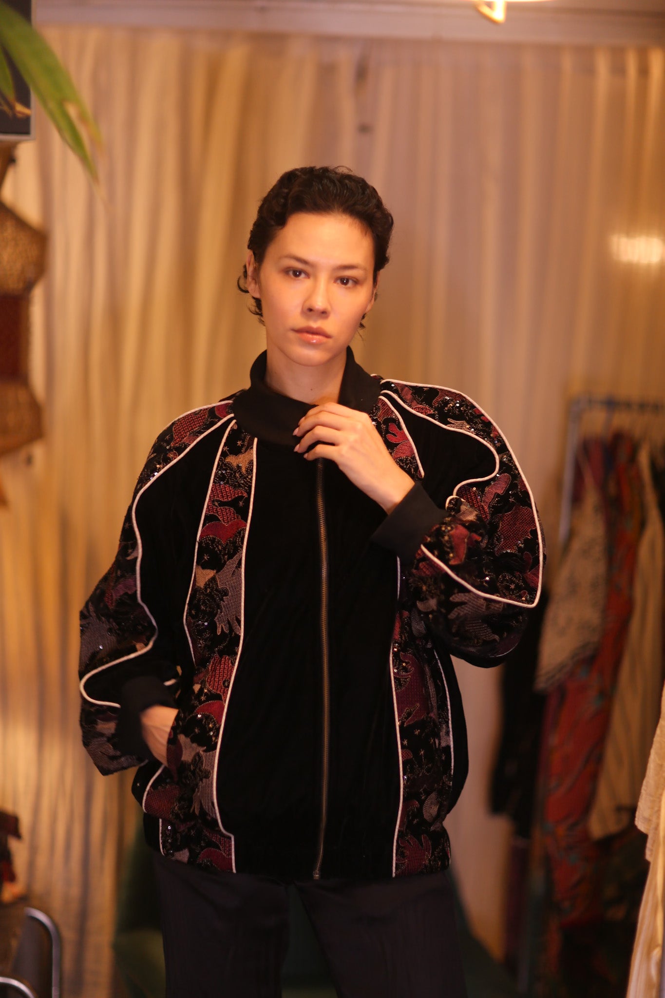 BLACK EMBROIDERED VELVET JACKET MINE