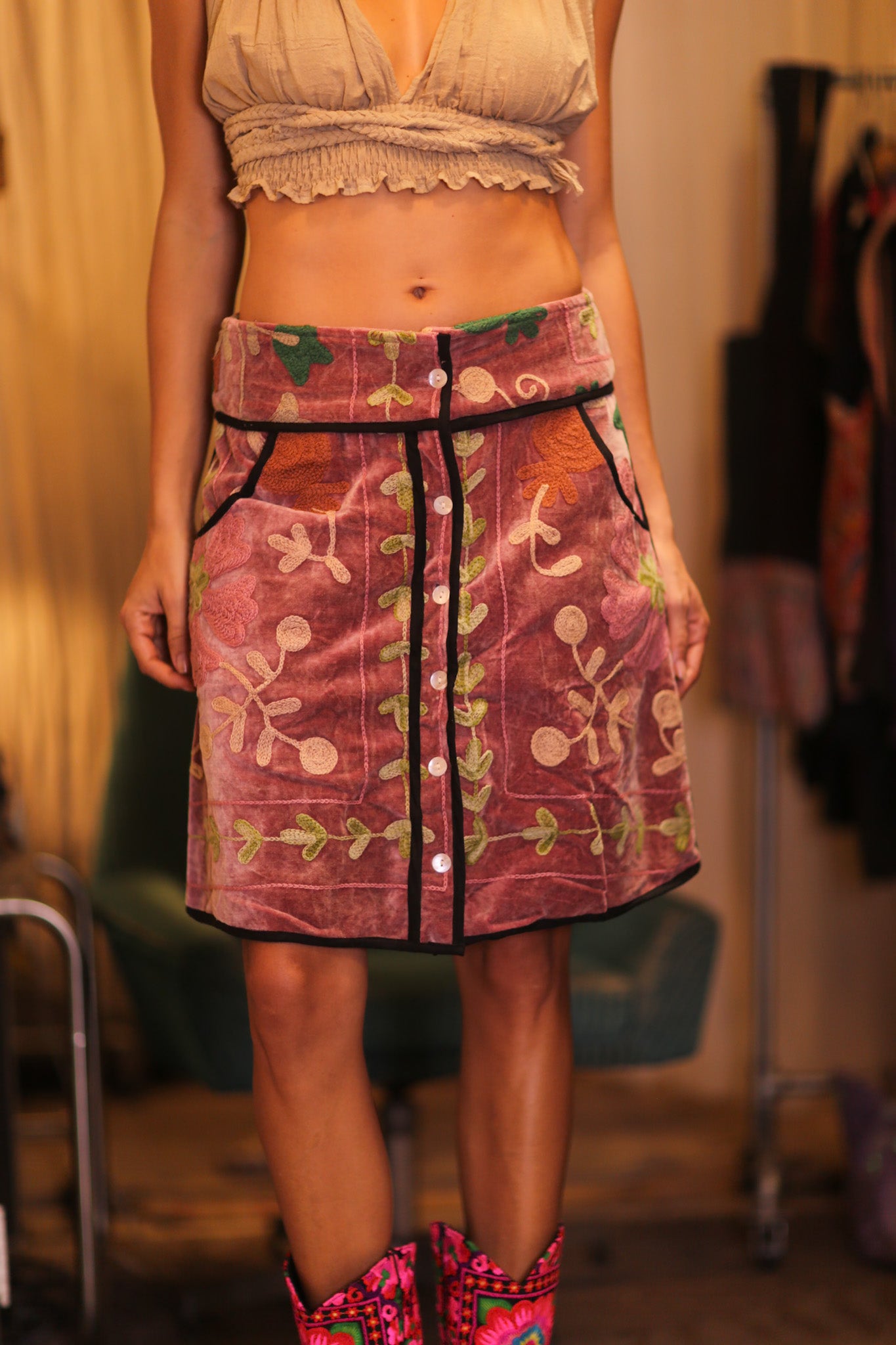 EMBROIDERED VELVET MINI SKIRT FLORAL VINES PINKY