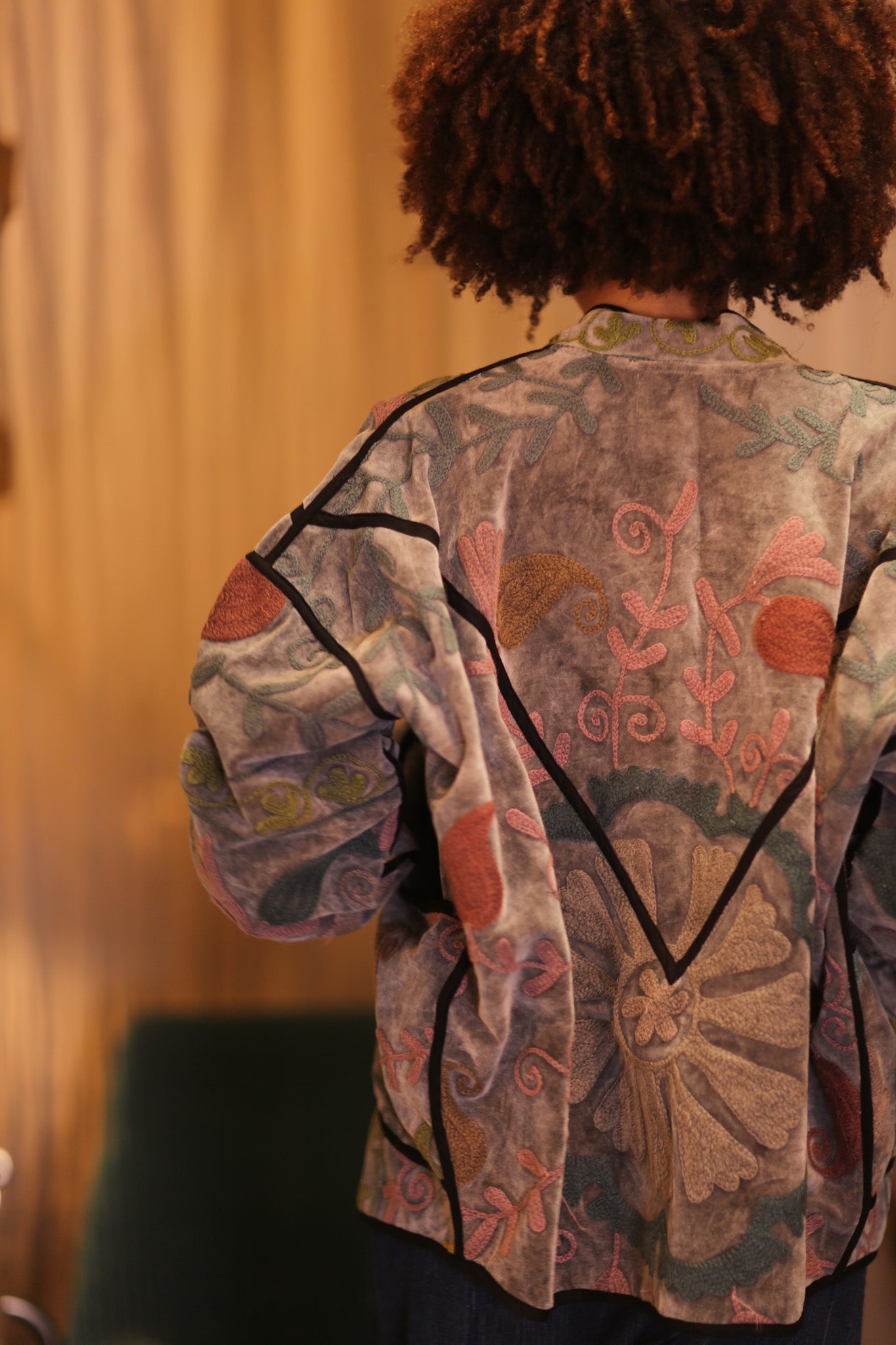 EMBROIDERED VELVET JACKET MOEYATE