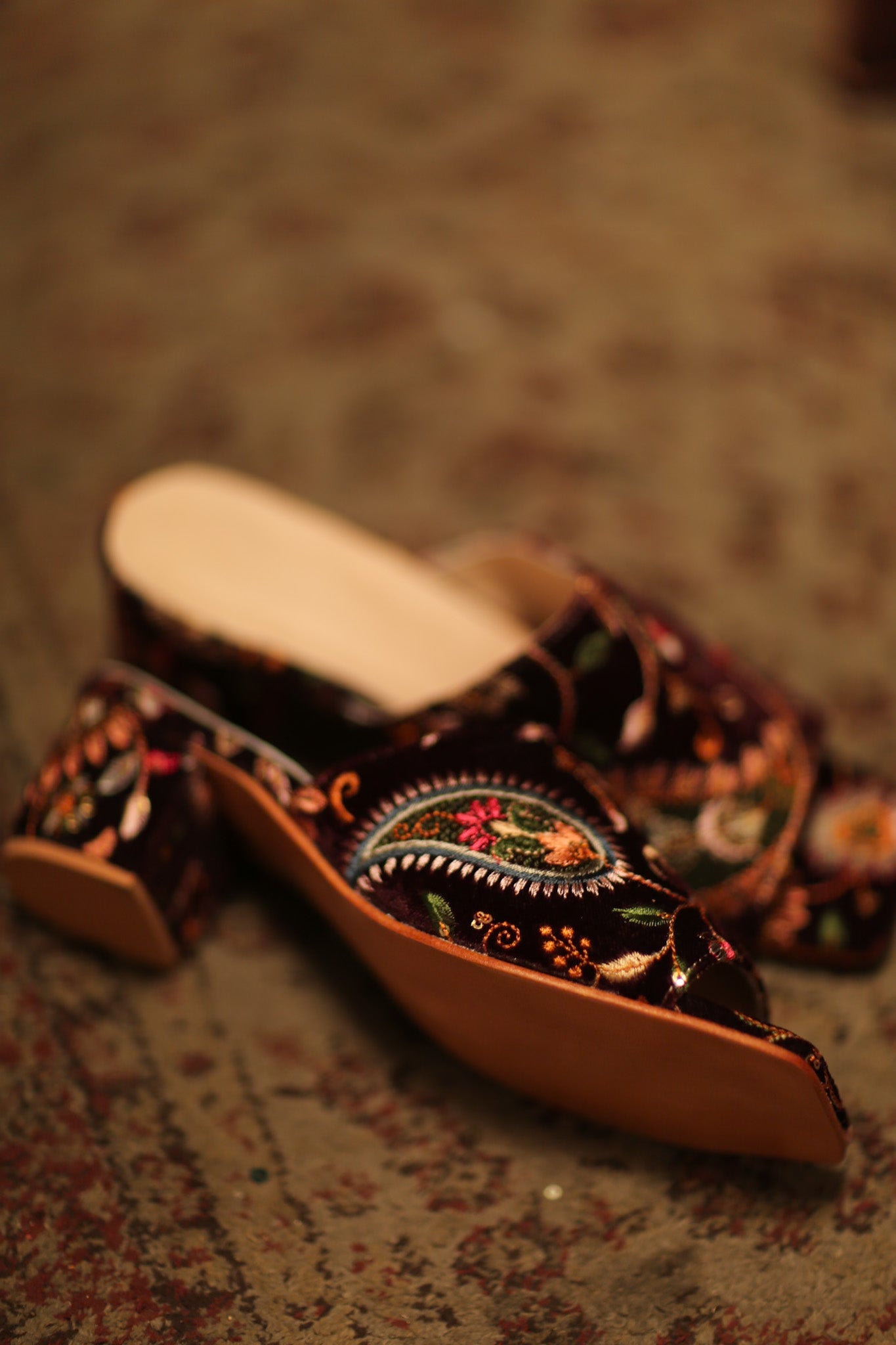 EMBROIDERED VELVET MULES PROTU