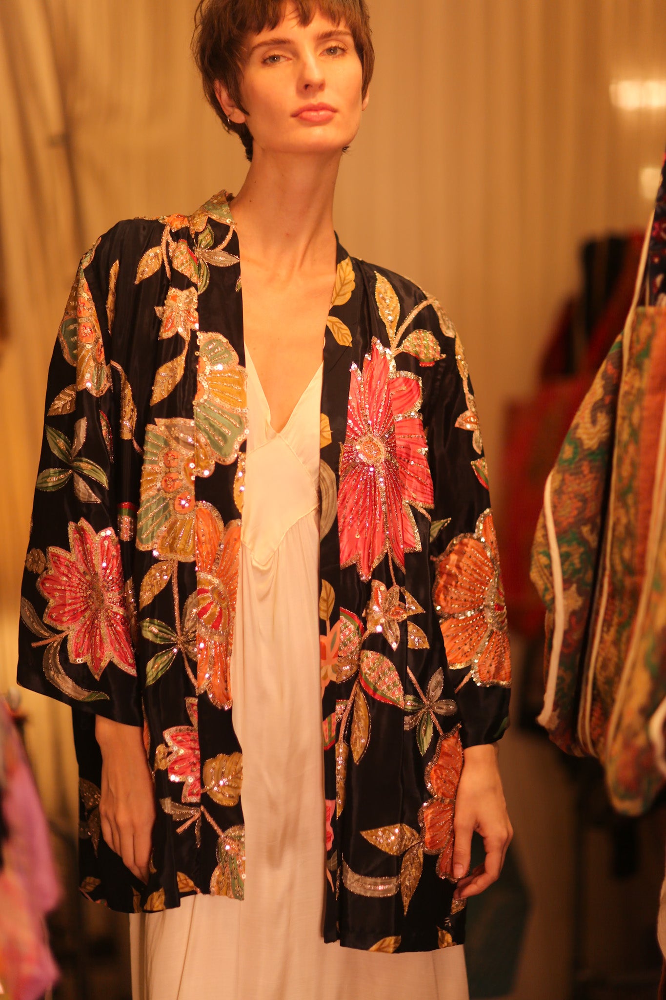 EMBROIDERED SILK SHORT KIMONO THONEPANHLA