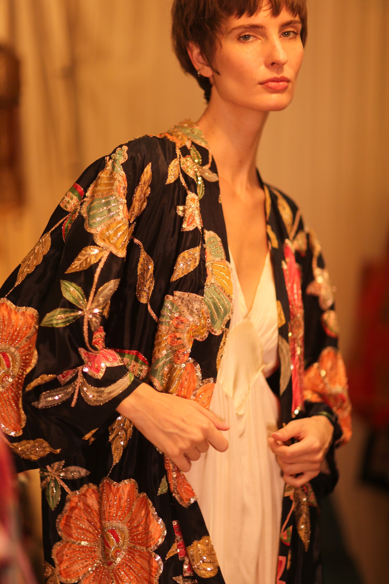 EMBROIDERED SILK SHORT KIMONO THONEPANHLA