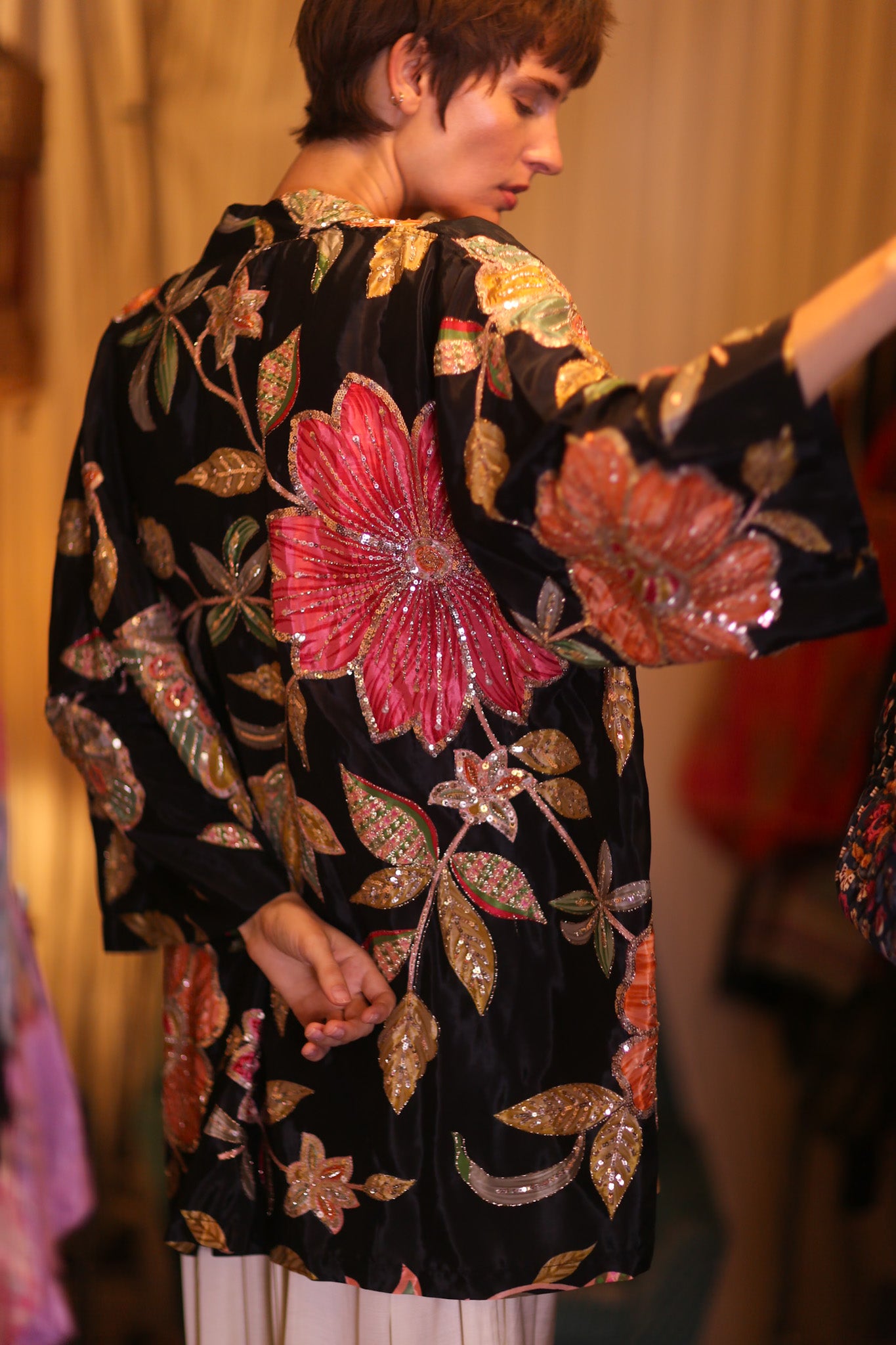 EMBROIDERED SILK SHORT KIMONO THONEPANHLA