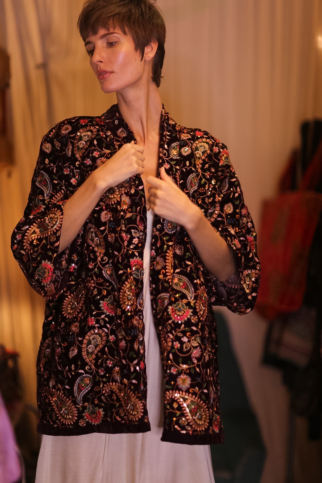 EMBROIDERED VELVET SHORT KIMONO THITKHET