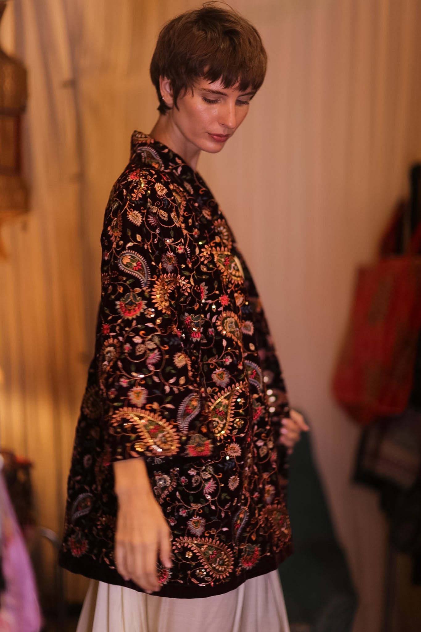 EMBROIDERED VELVET SHORT KIMONO THITKHET