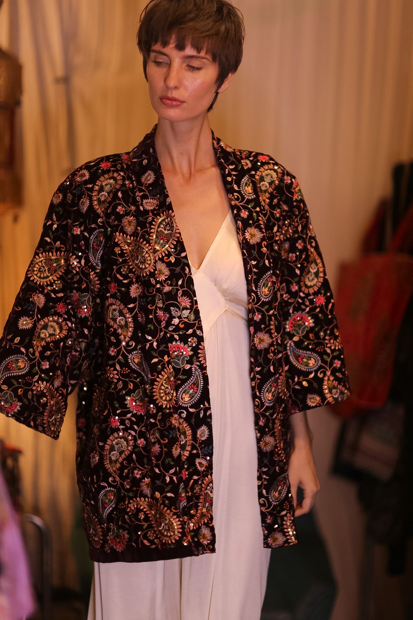 EMBROIDERED VELVET SHORT KIMONO THITKHET
