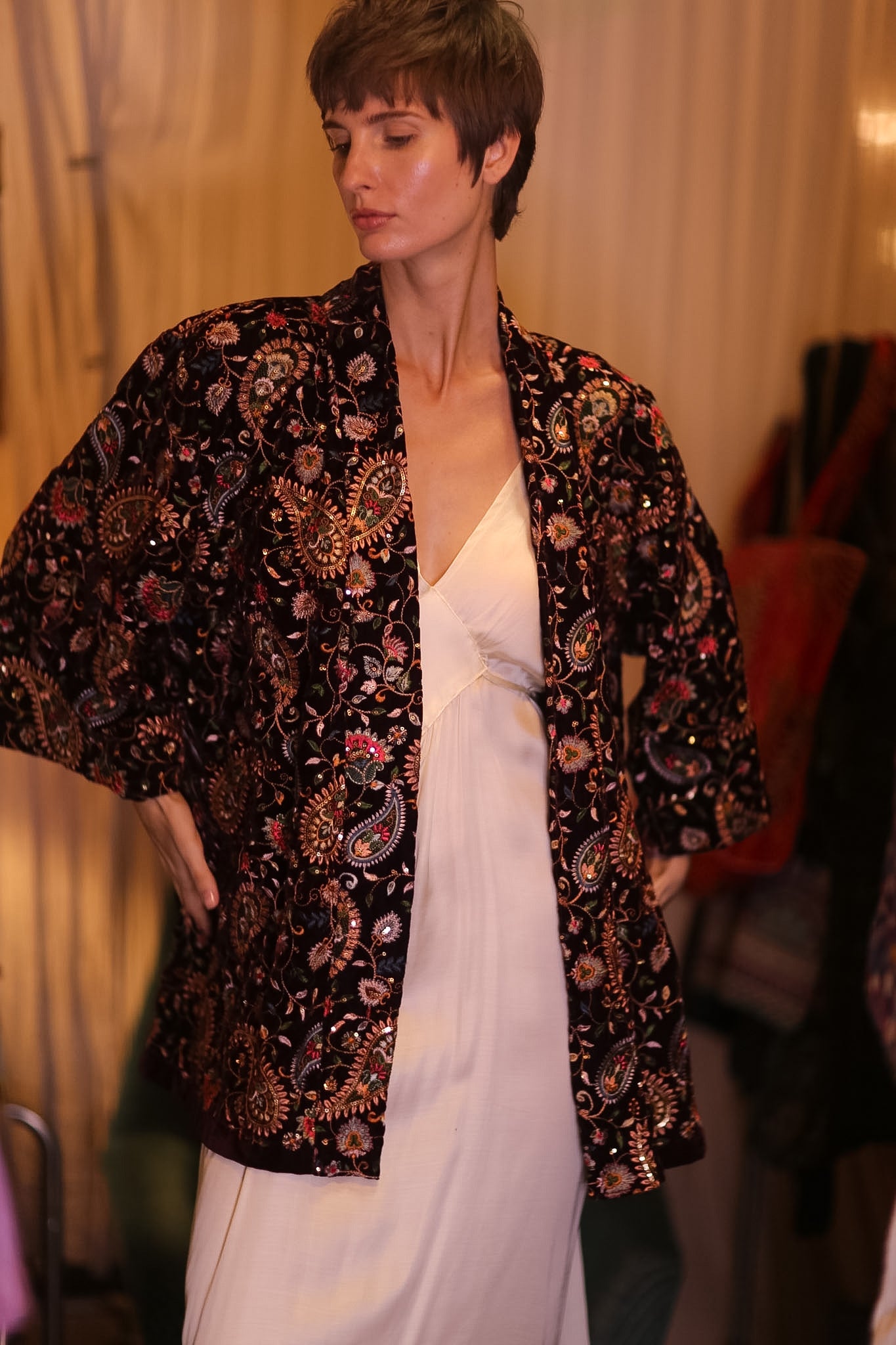 EMBROIDERED VELVET SHORT KIMONO THITKHET