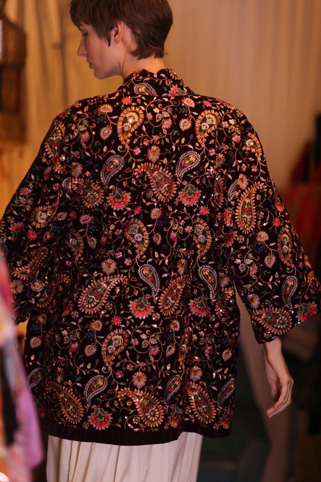 EMBROIDERED VELVET SHORT KIMONO THITKHET