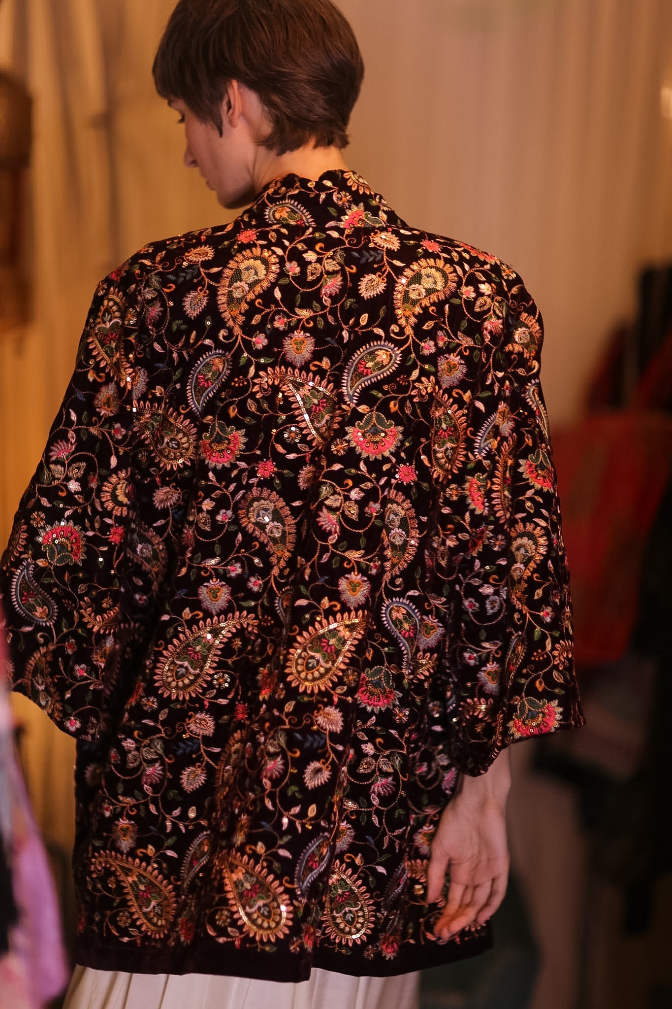 EMBROIDERED VELVET SHORT KIMONO THITKHET