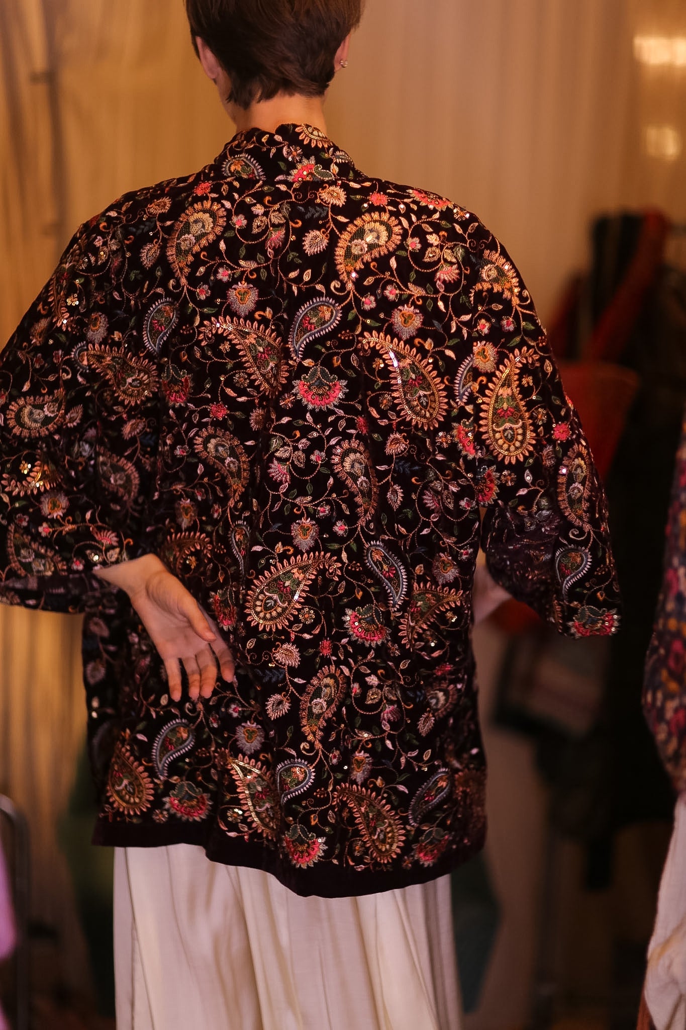 EMBROIDERED VELVET SHORT KIMONO THITKHET