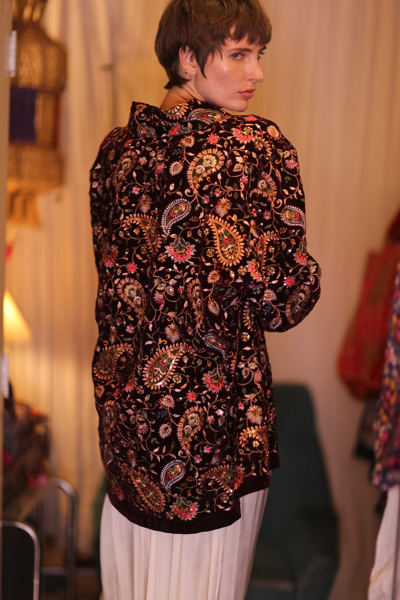 EMBROIDERED VELVET SHORT KIMONO THITKHET