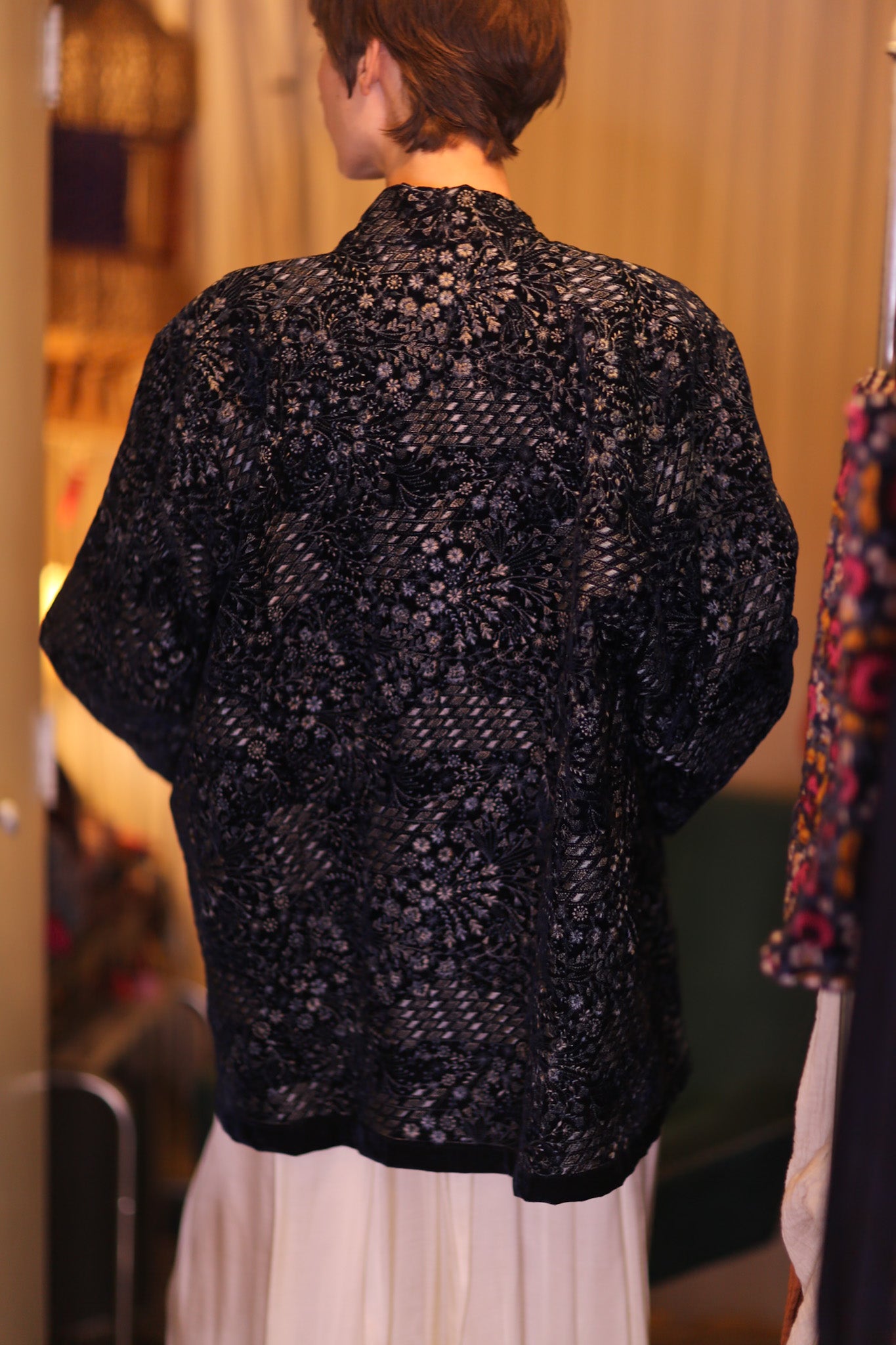 EMBROIDERED VELVET SHORT KIMONO NYSSA