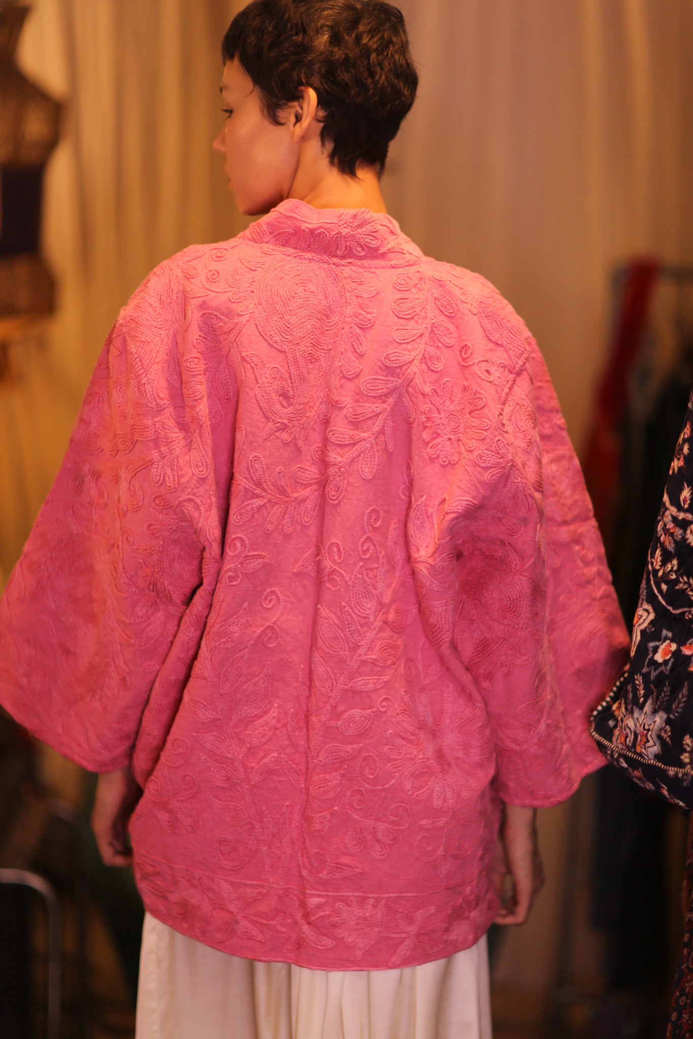 EMBROIDERED SUZANI SHORT PINK KIMONO JADEU