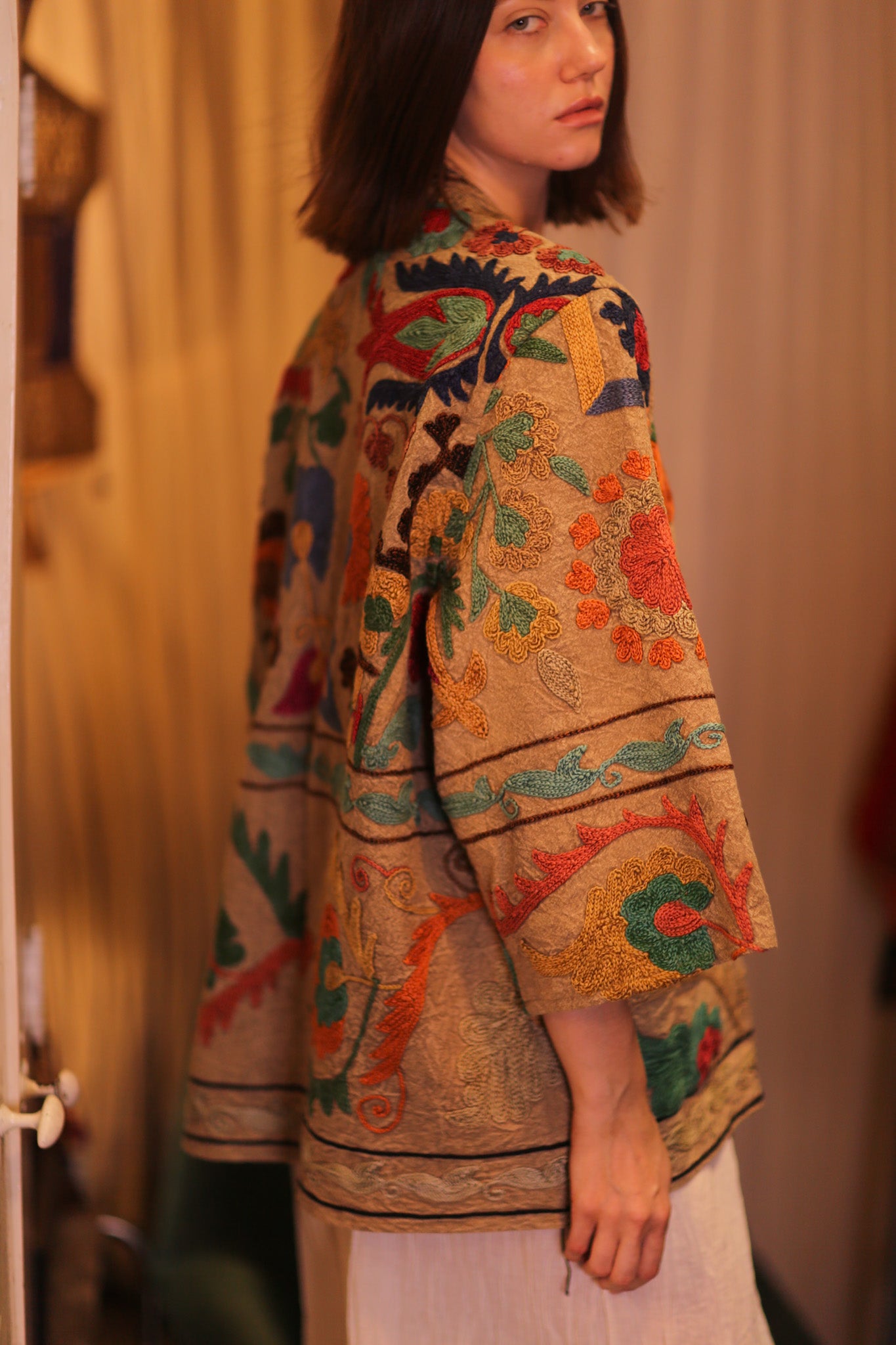 EMBROIDERED SUZANI SHORT KIMONO MONTY JING