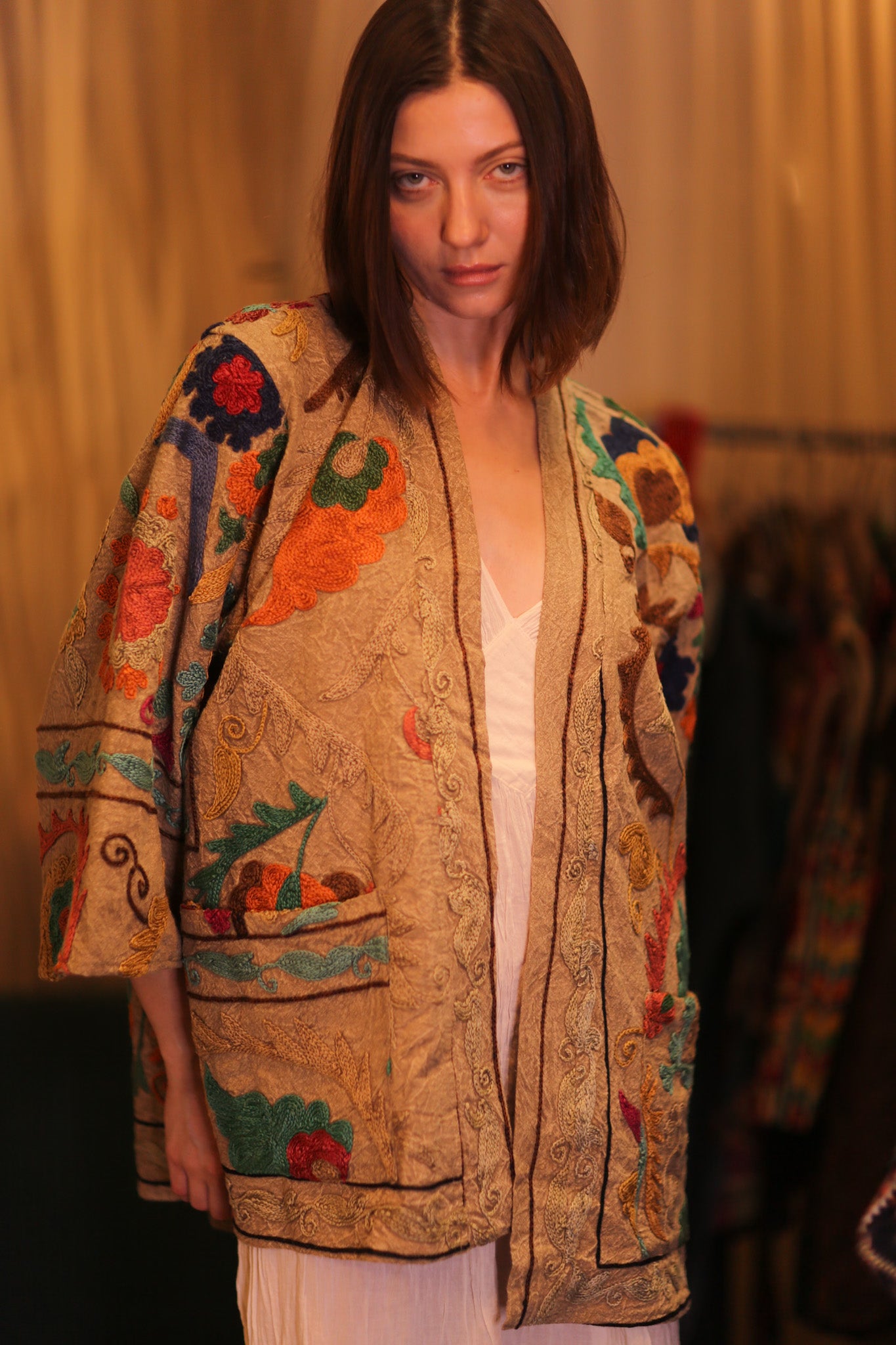 EMBROIDERED SUZANI SHORT KIMONO MONTY JING