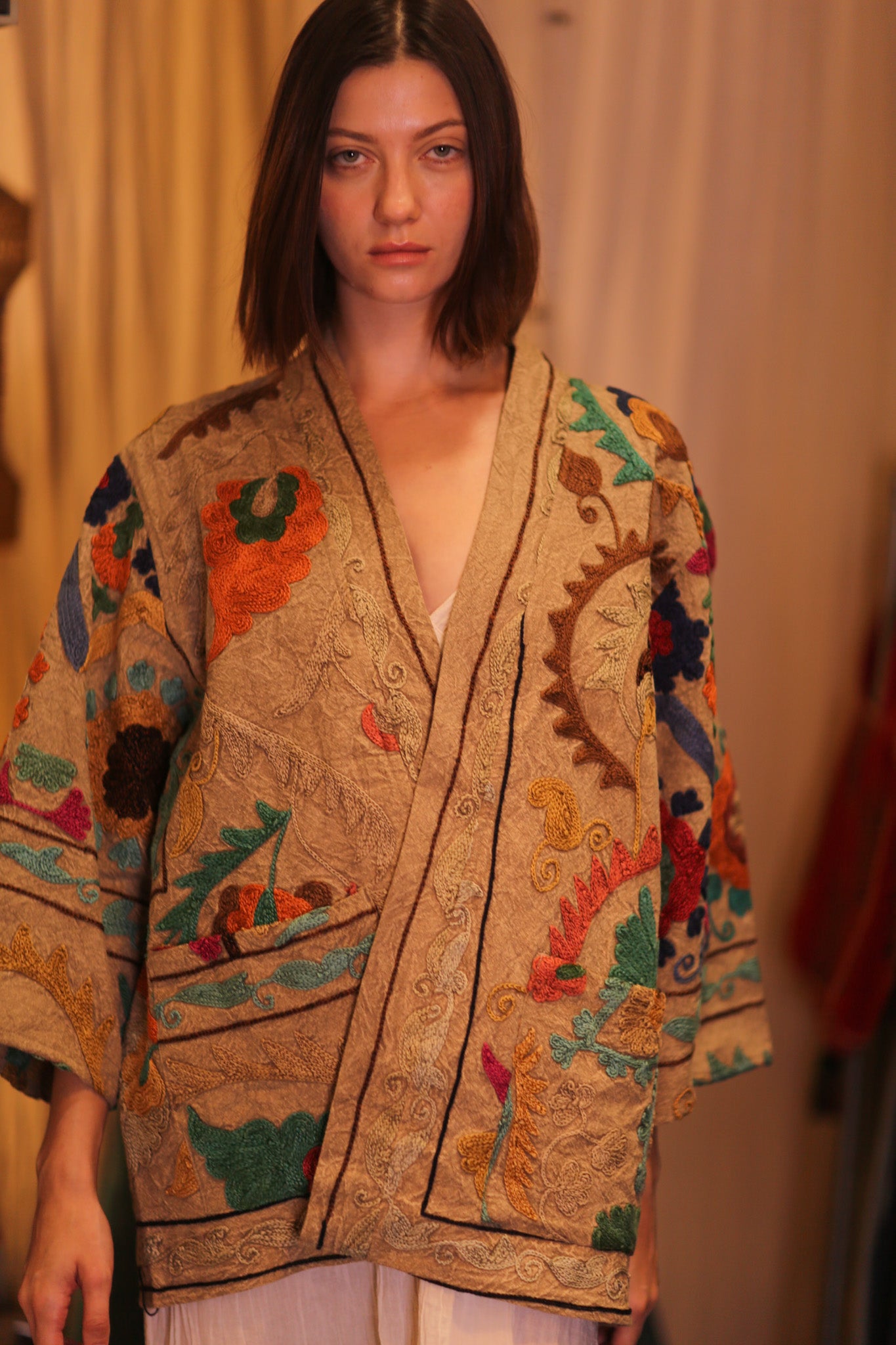 EMBROIDERED SUZANI SHORT KIMONO MONTY JING