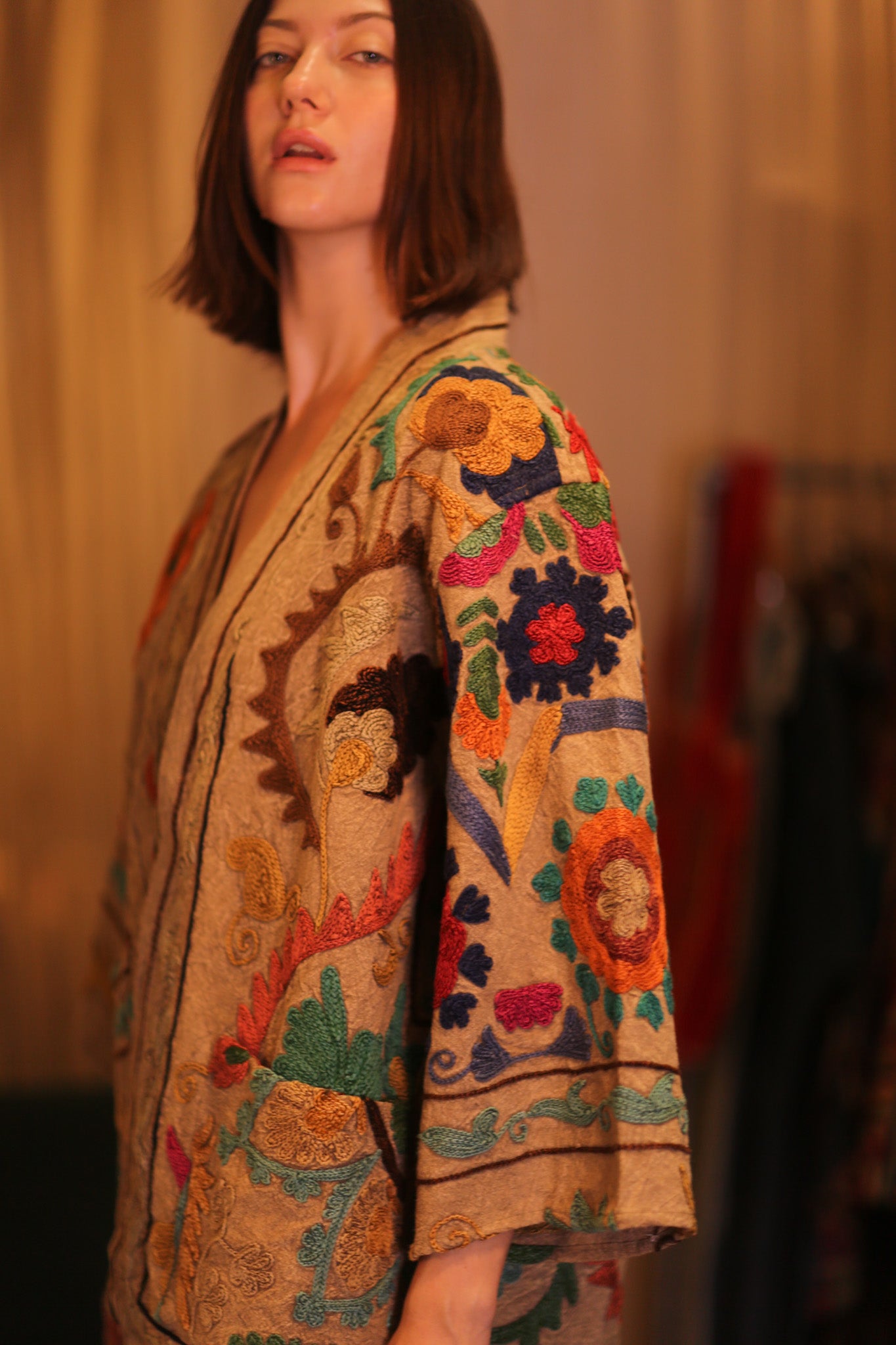 EMBROIDERED SUZANI SHORT KIMONO MONTY JING
