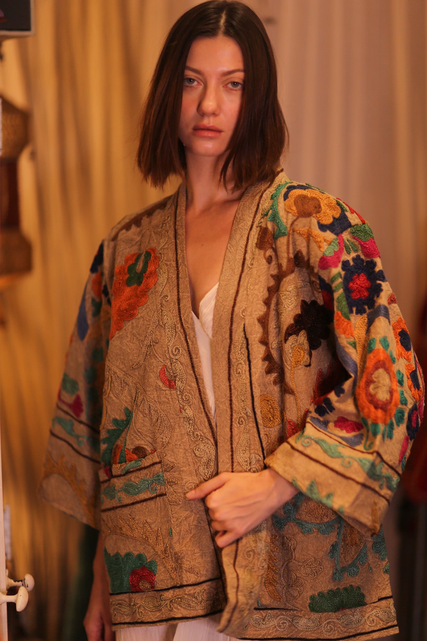 EMBROIDERED SUZANI SHORT KIMONO MONTY JING