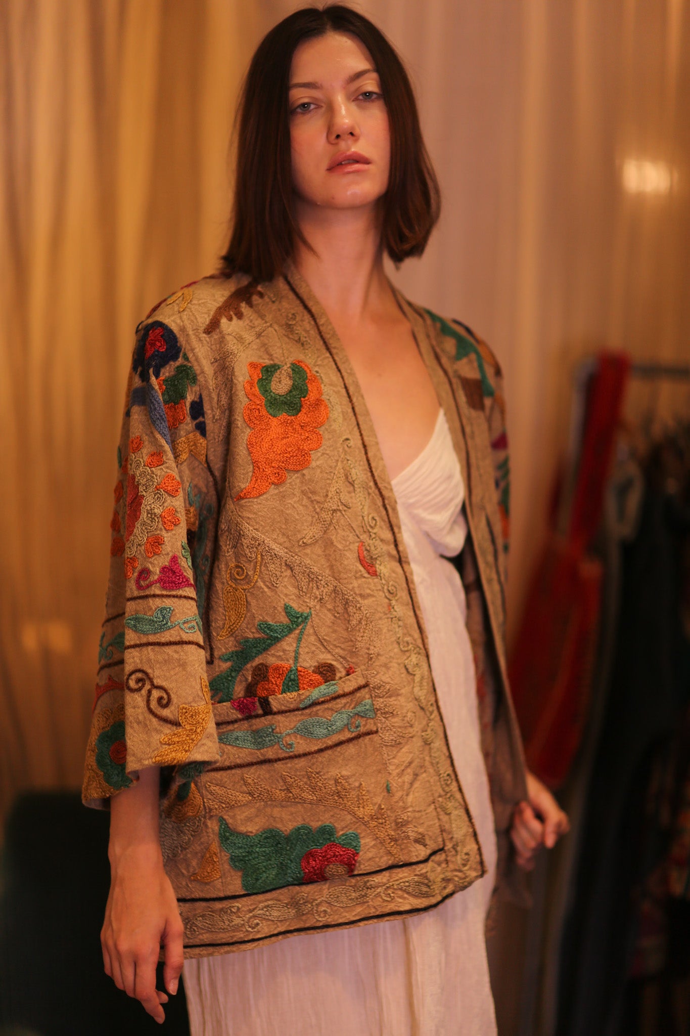 EMBROIDERED SUZANI SHORT KIMONO MONTY JING