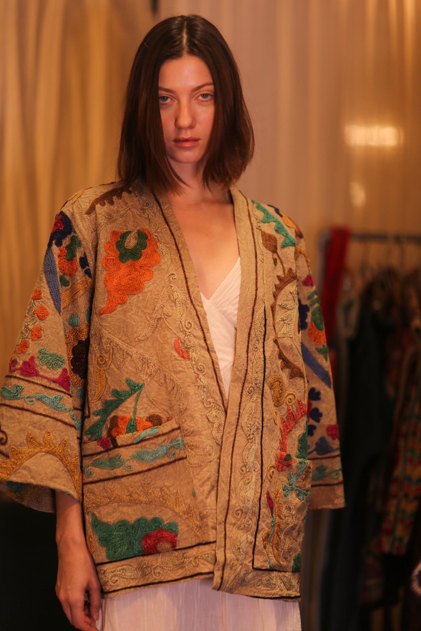 EMBROIDERED SUZANI SHORT KIMONO MONTY JING
