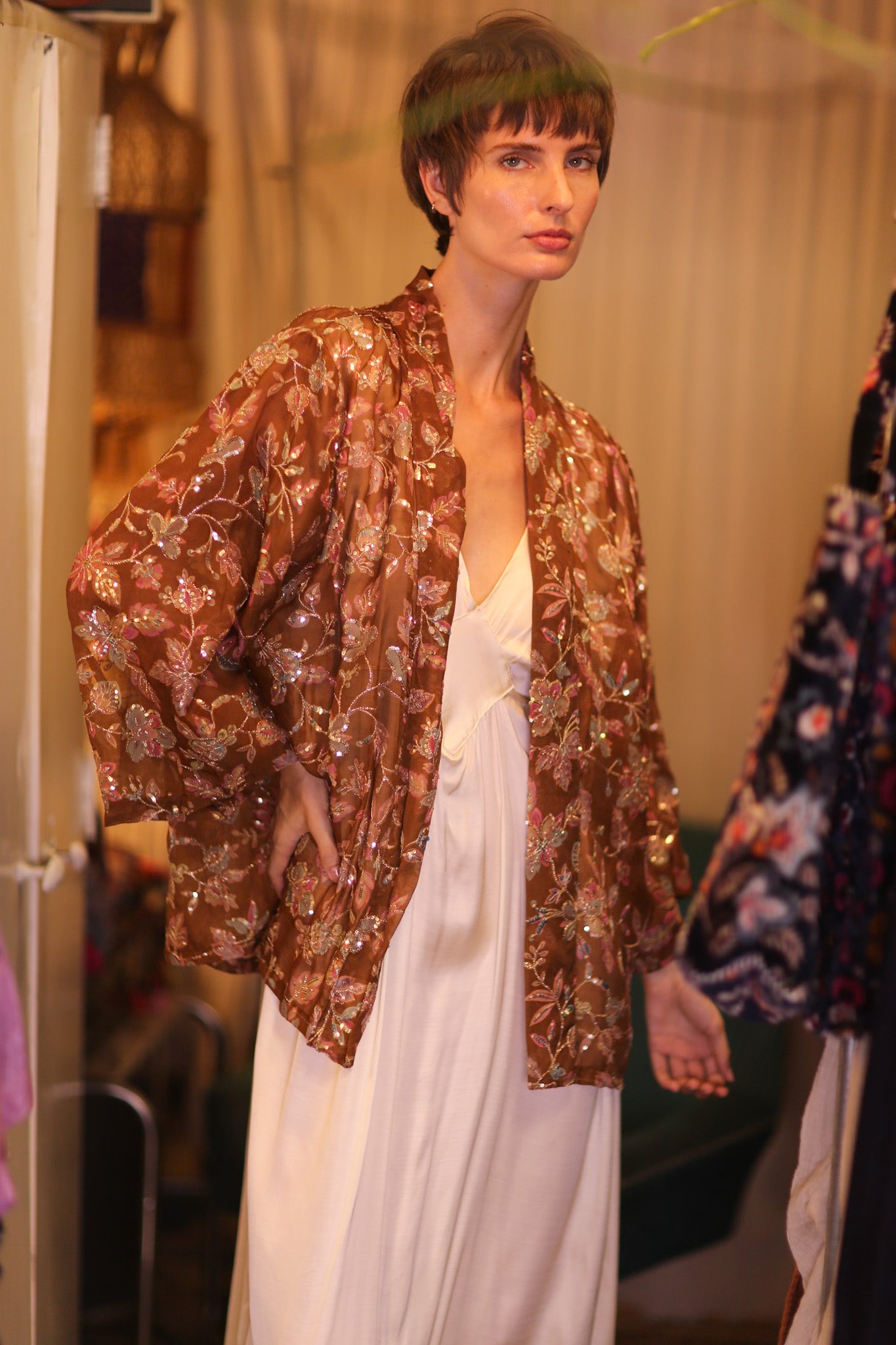 EMBROIDERED SILK SHORT KIMONO SIENNA