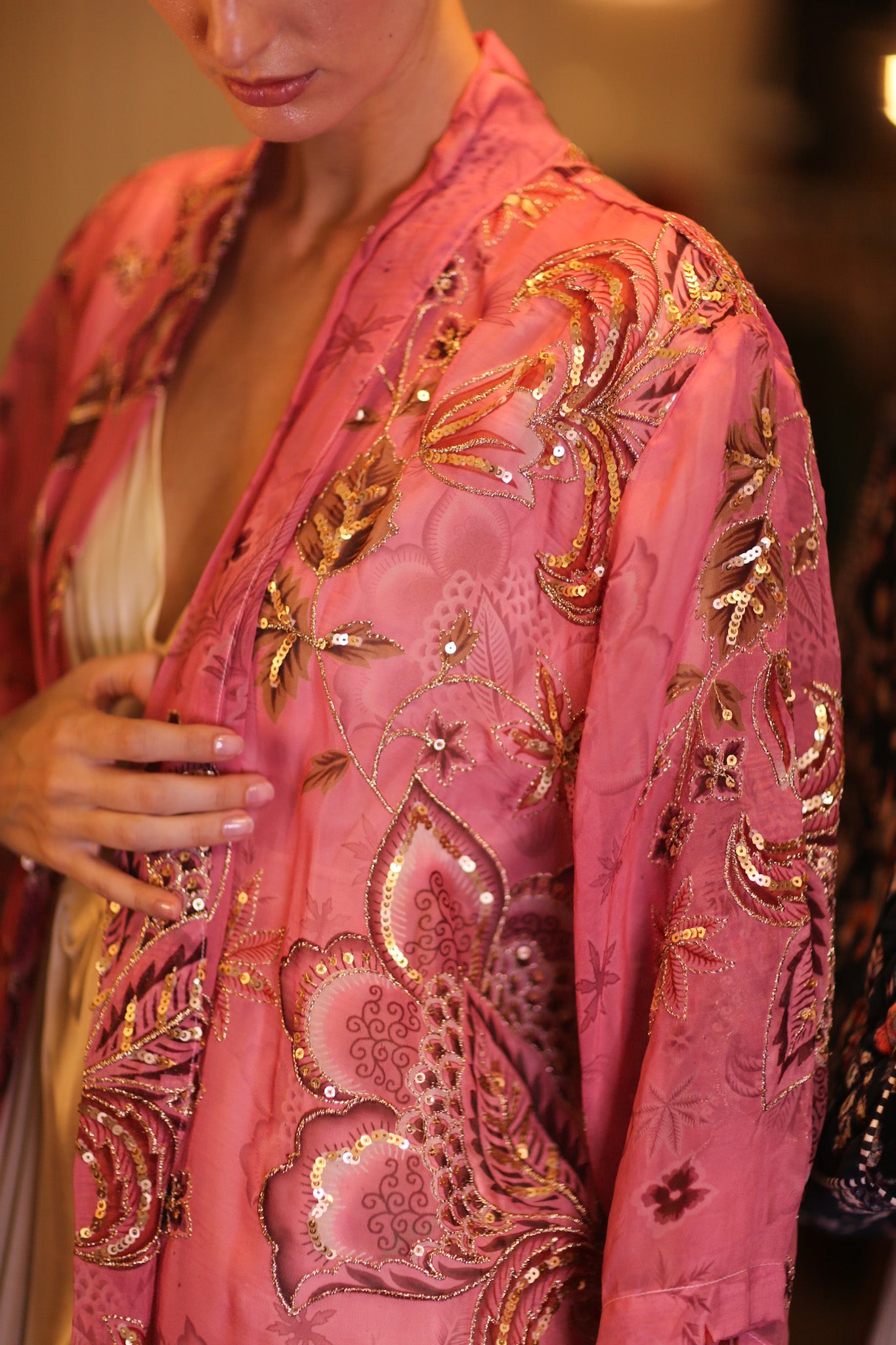 EMBROIDERED PINK SILK SHORT KIMONO PINTRA