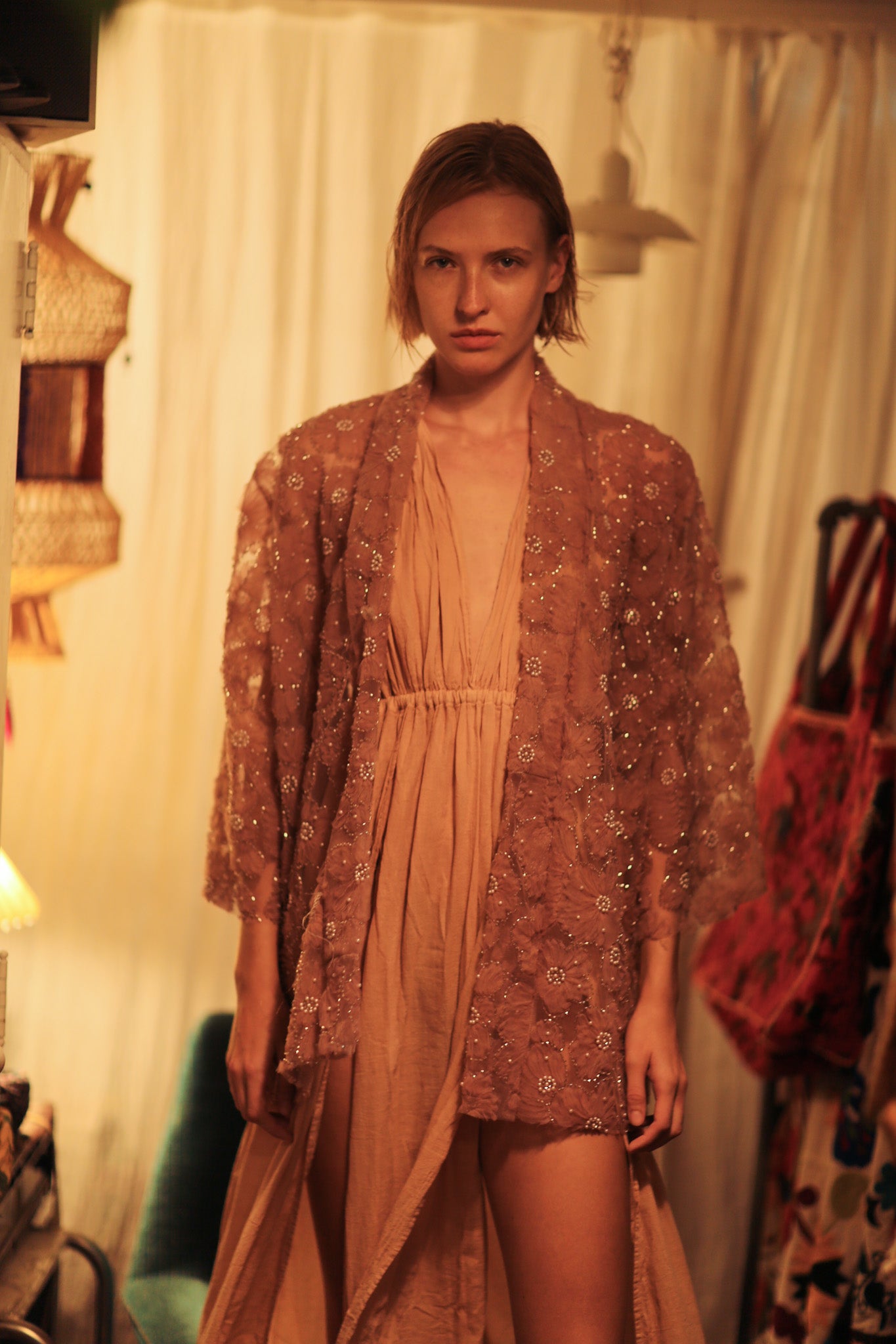 FLO SEQUINED EMBROIDERED SHORT KIMONO VERY PINK
