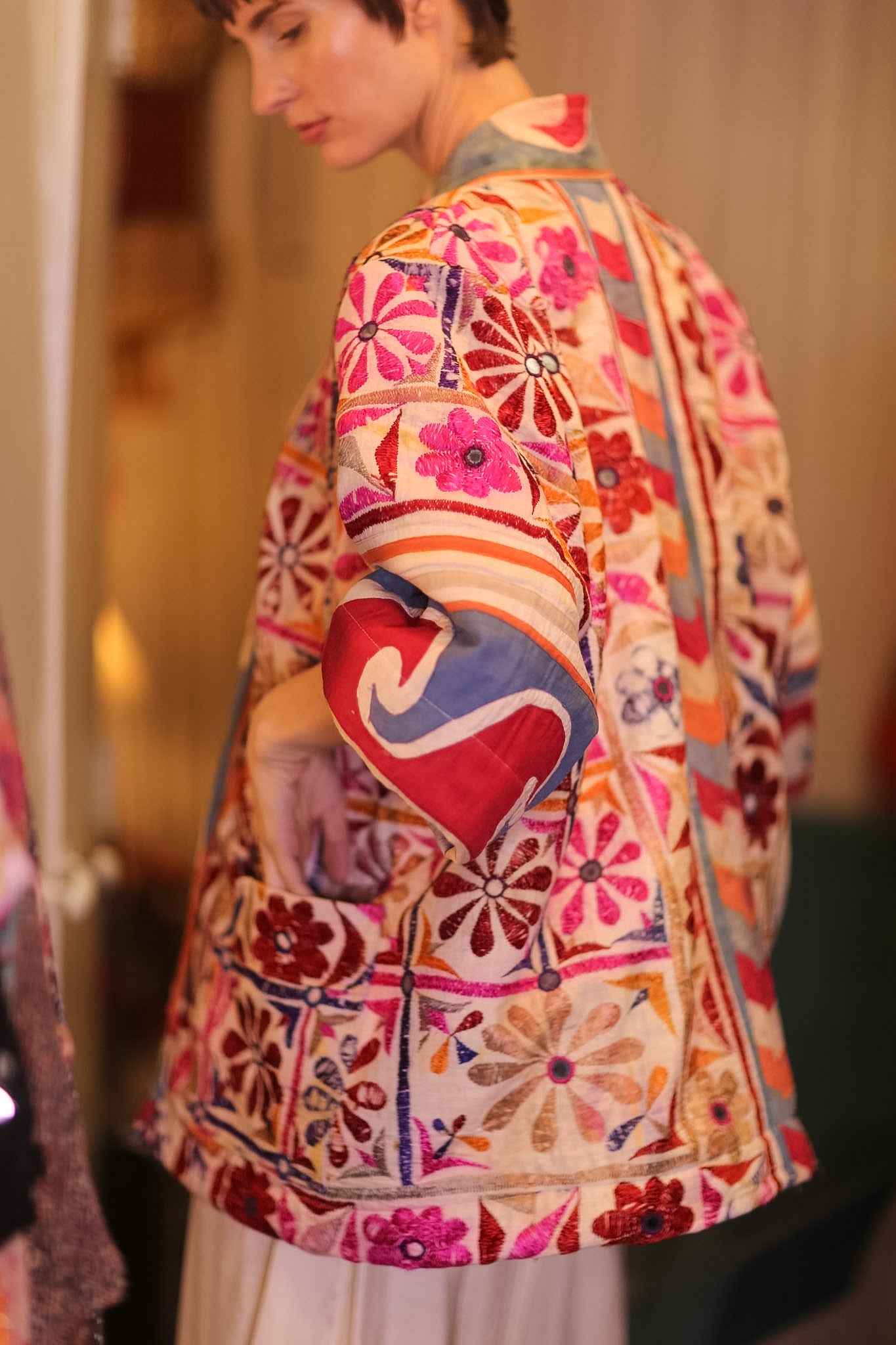 EMBROIDERED SHORT KIMONO NEON