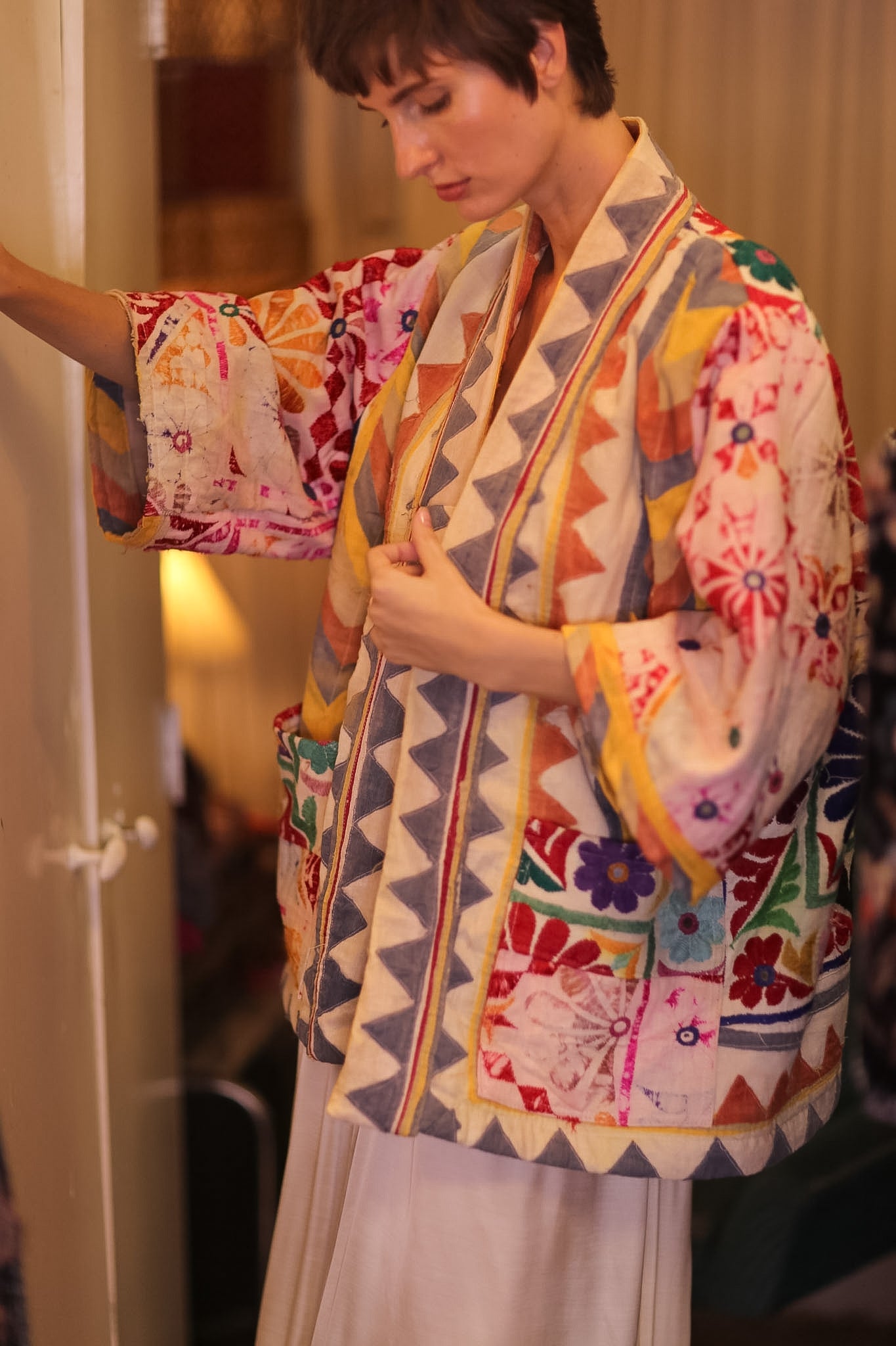 VINTAGE ANTIQUE EMBROIDERED SHORT KIMONO AMBERT