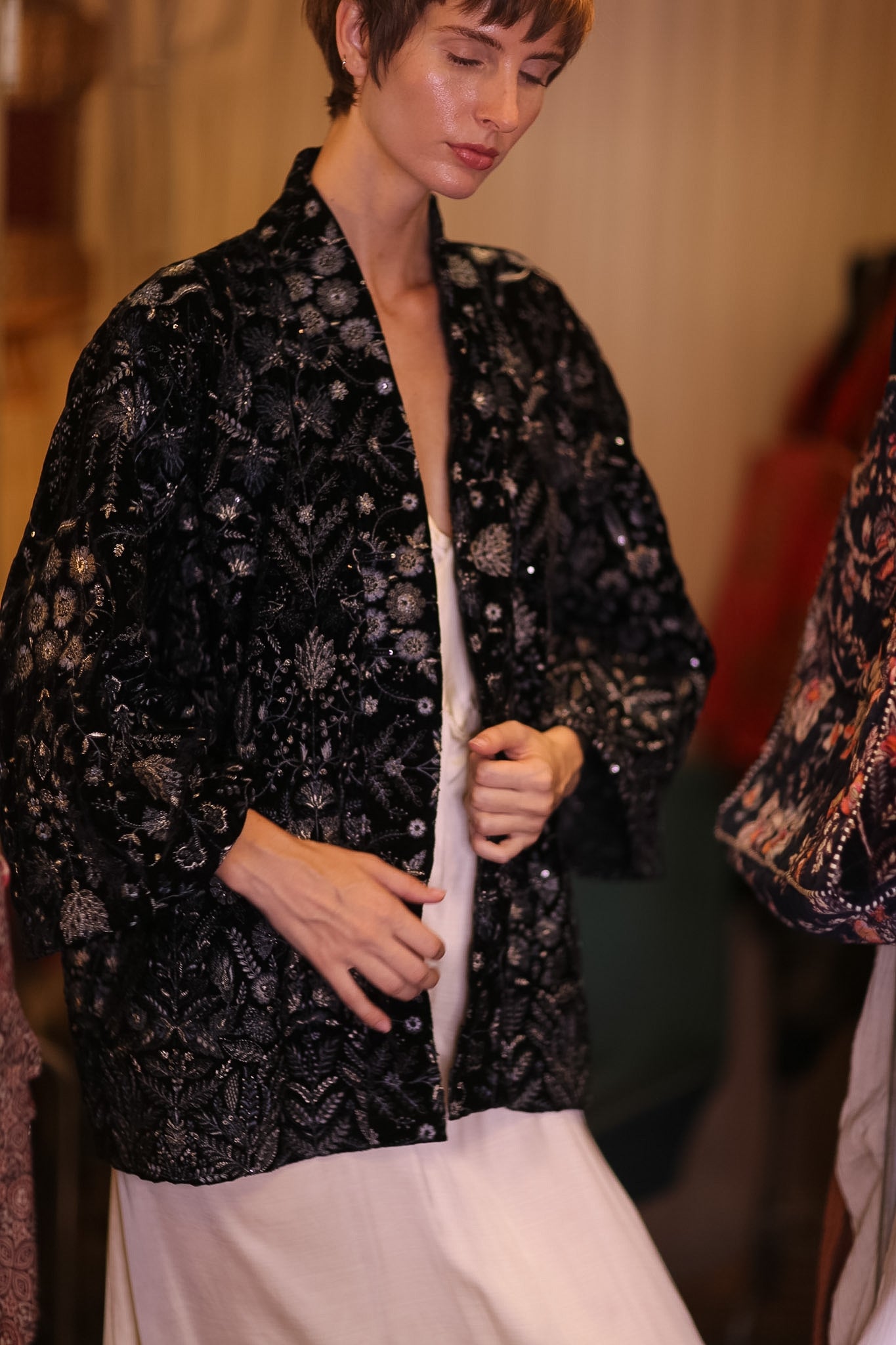 BLACK VELVET EMBROIDERED KIMONO JILUR