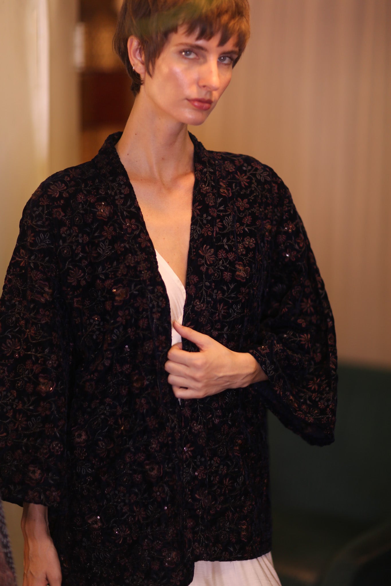 EMBROIDERED VELVET SHORT KIMONO QUINTU