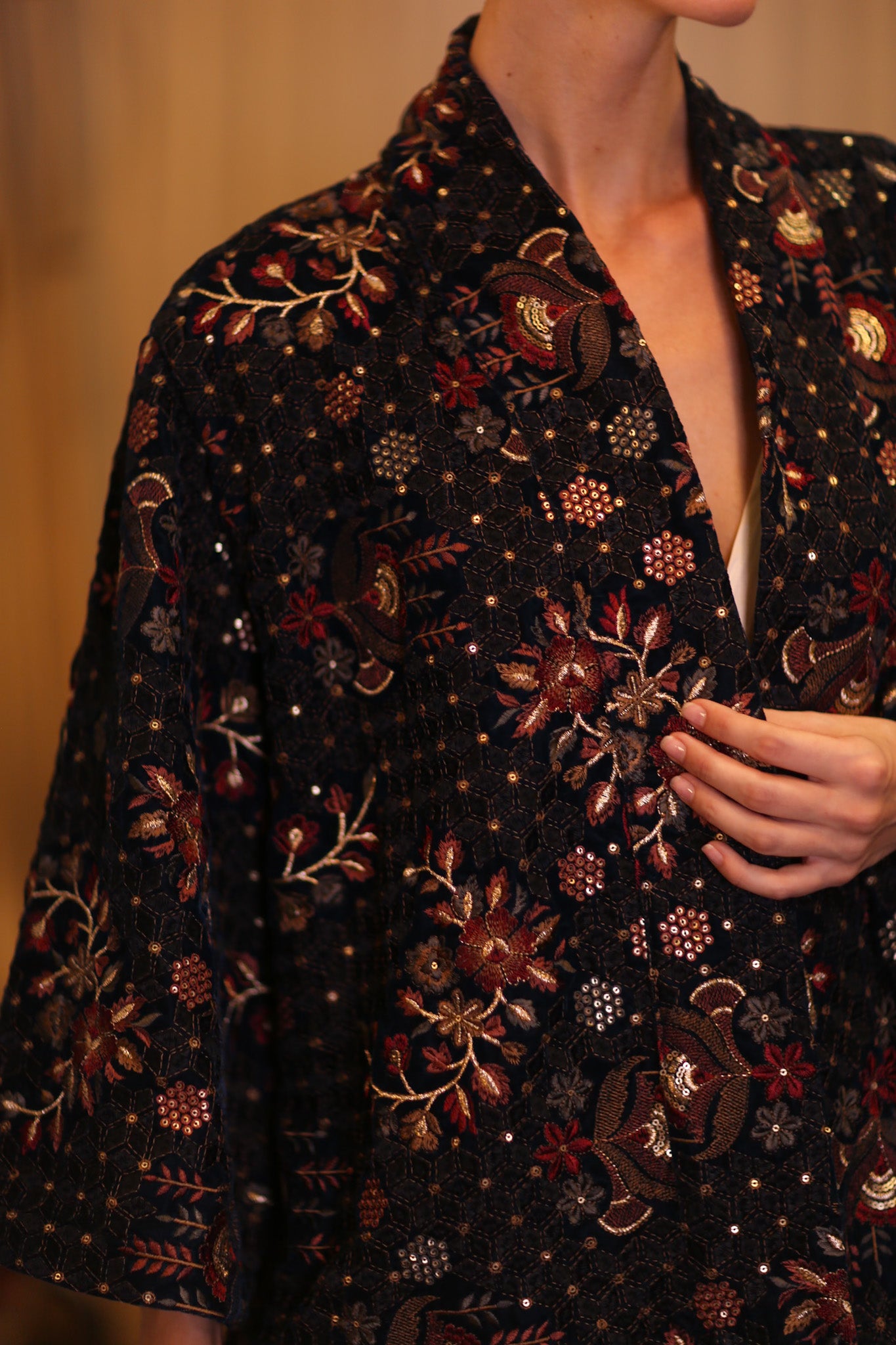 EMBROIDERED VELVET SHORT KIMONO JINAE