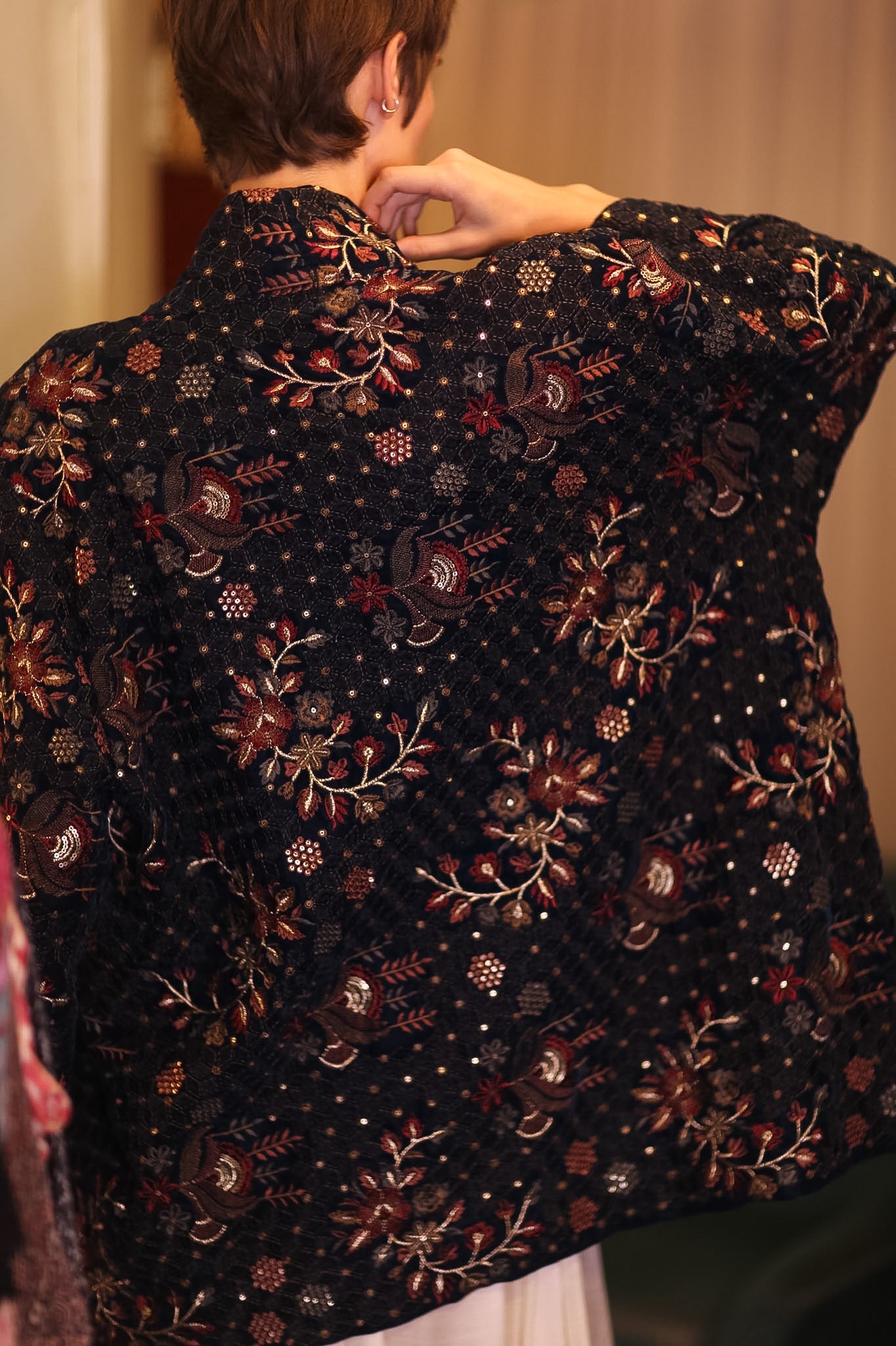 EMBROIDERED VELVET SHORT KIMONO JINAE