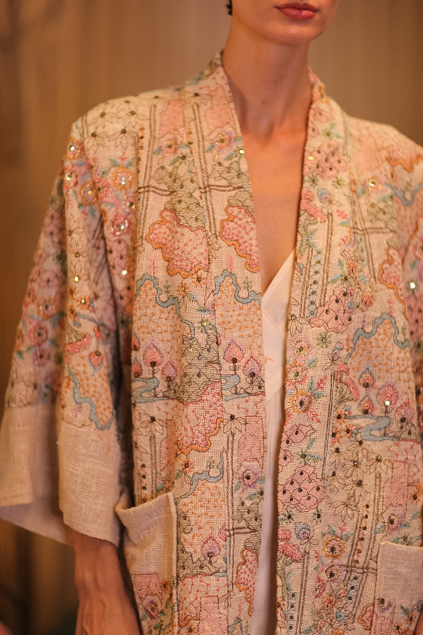 EMBROIDERED COTTON SHORT KIMONO PETALS